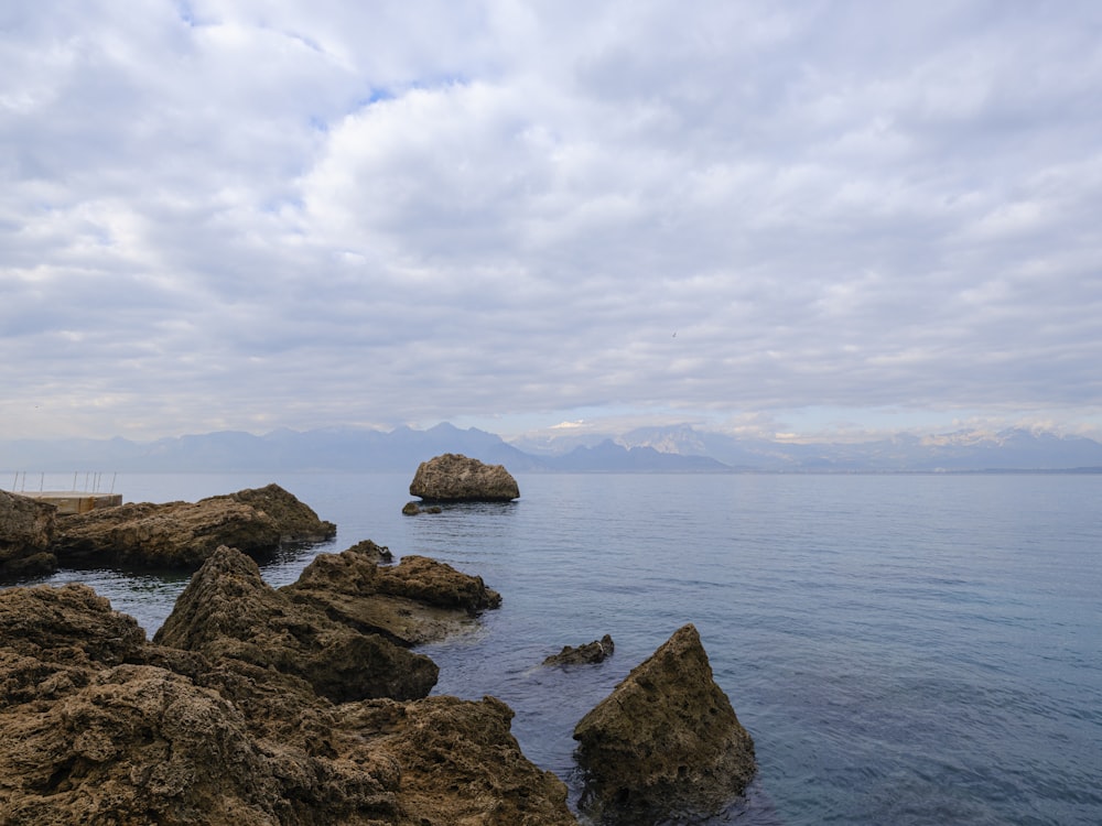 una gran masa de agua rodeada de rocas