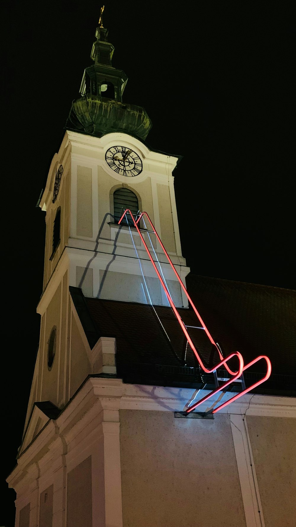 una grande torre dell'orologio con un orologio su un lato