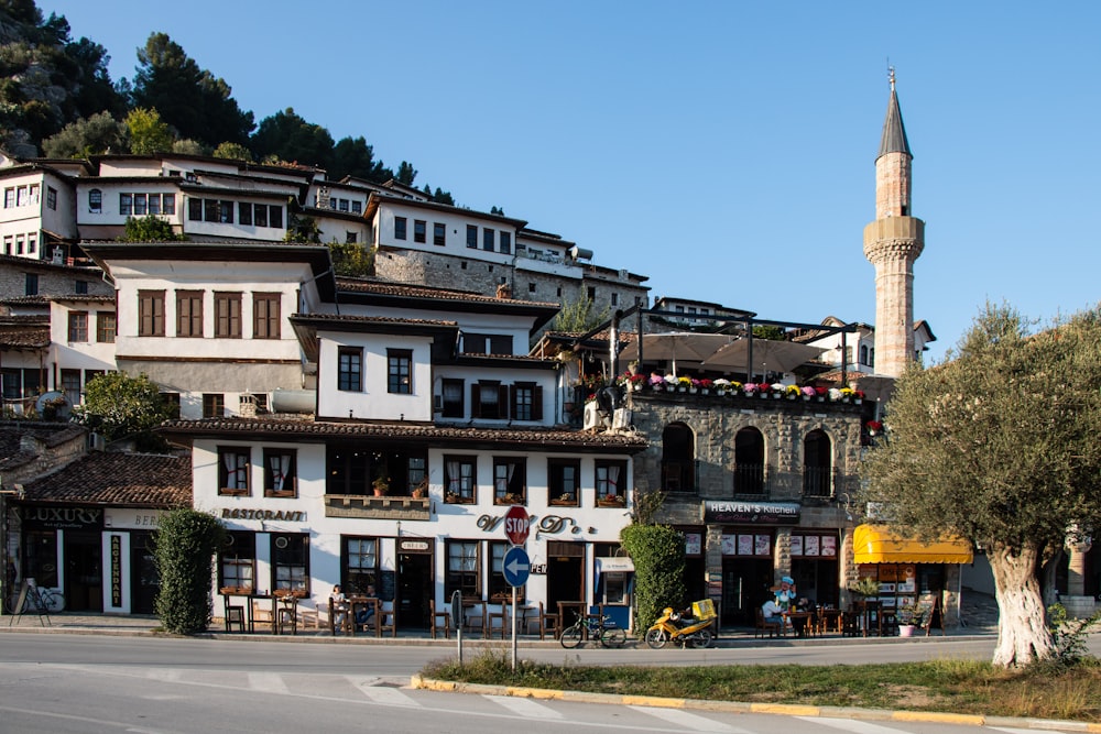 un grande edificio bianco seduto sul ciglio di una strada