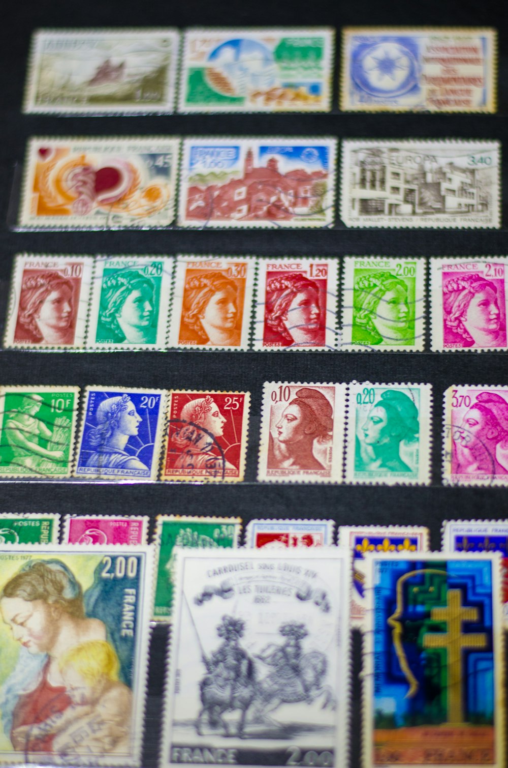 uma mesa coberta com muitos selos de cores diferentes