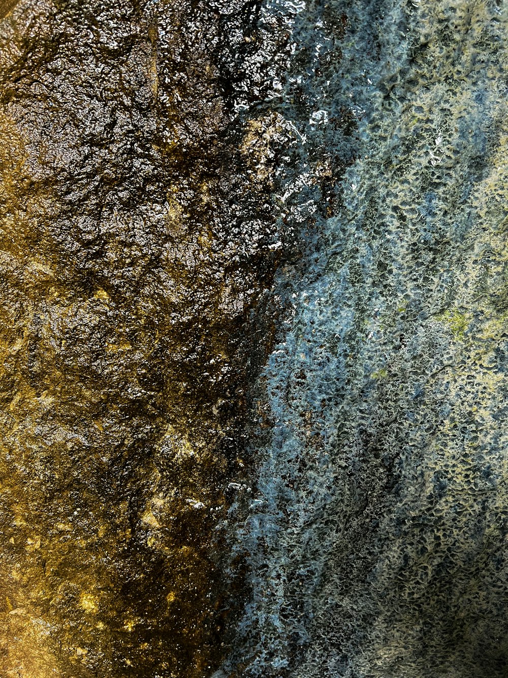 Eine Nahaufnahme einer Wand mit einem braunen und blauen Farbschema