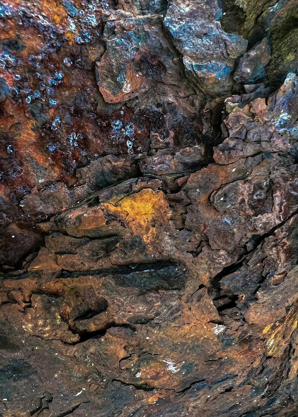 黄色と青の物質が付着した岩の接写