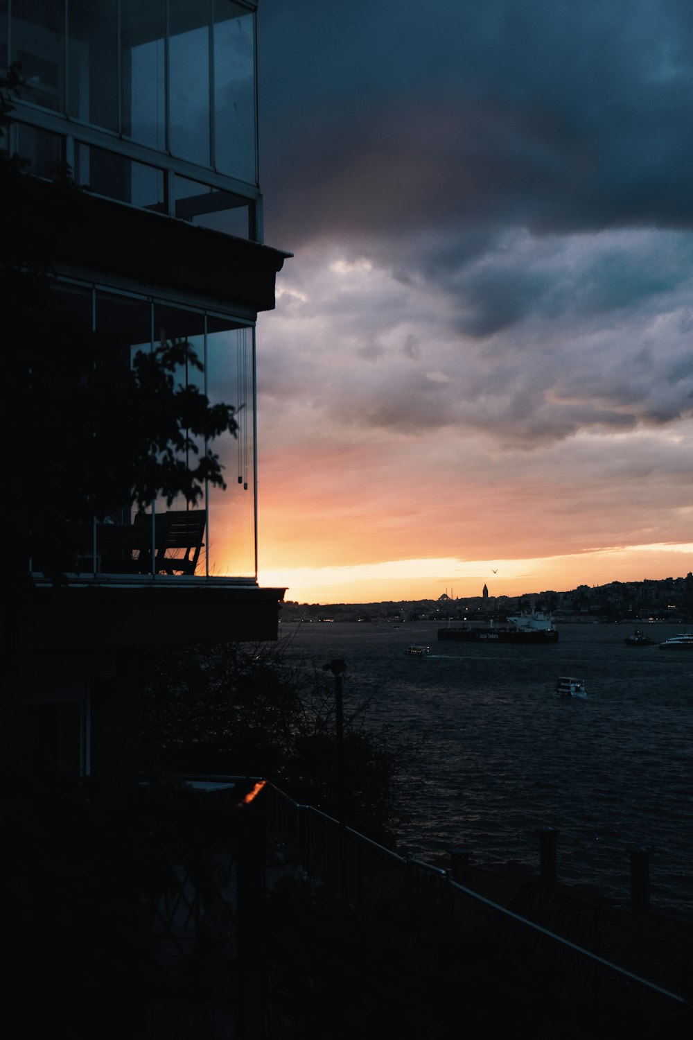 Blick auf einen Sonnenuntergang vom Balkon eines Gebäudes