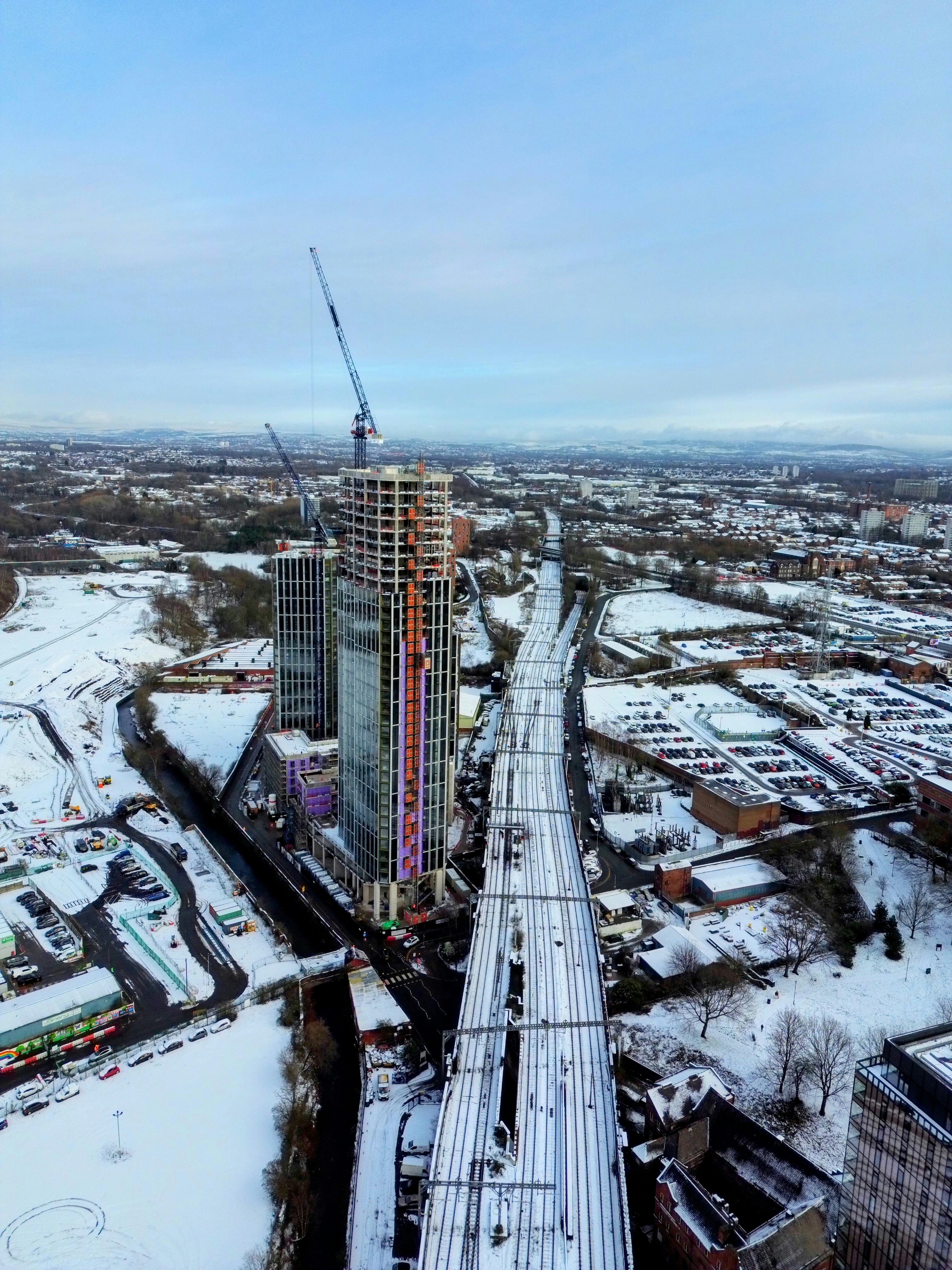 Una veduta aerea di una città in inverno