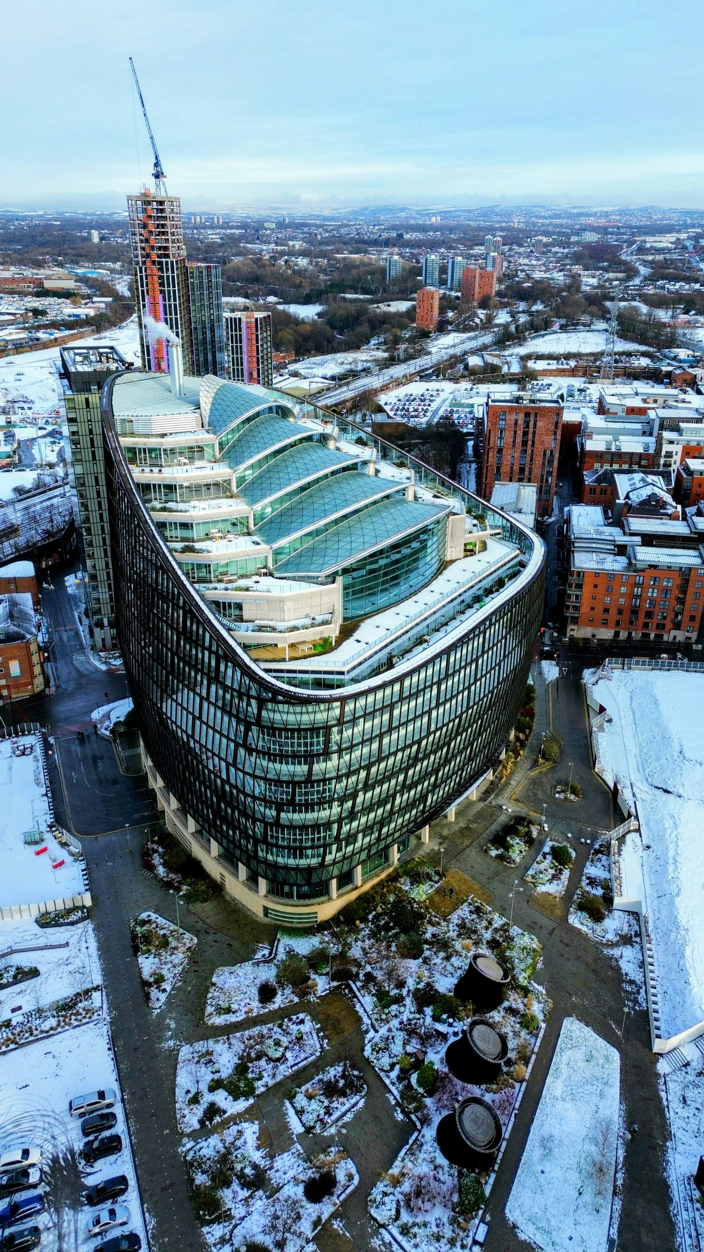 Una veduta aerea di un edificio in una città