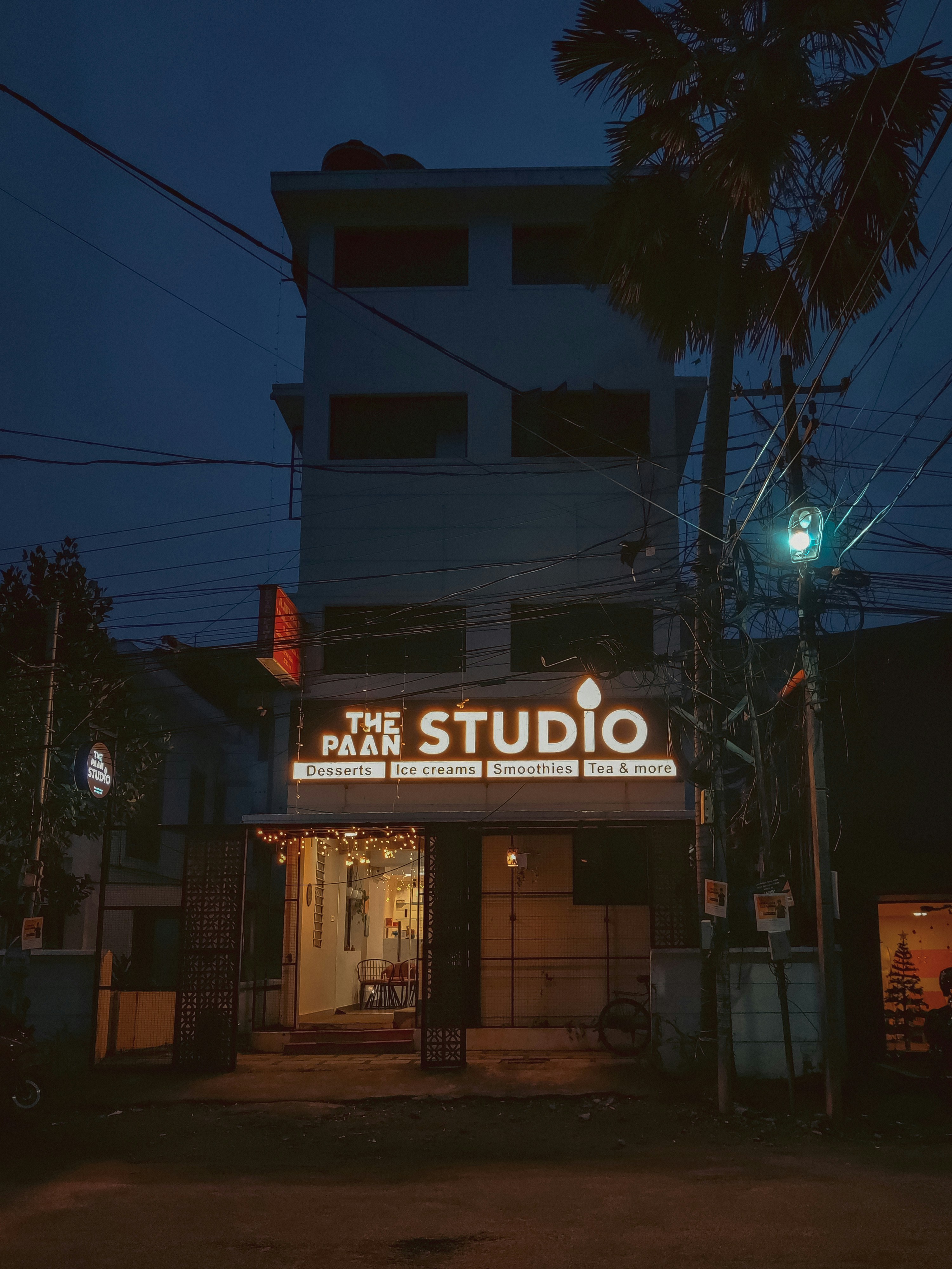 Sebuah bangunan dengan tanda yang bertuliskan studio pan