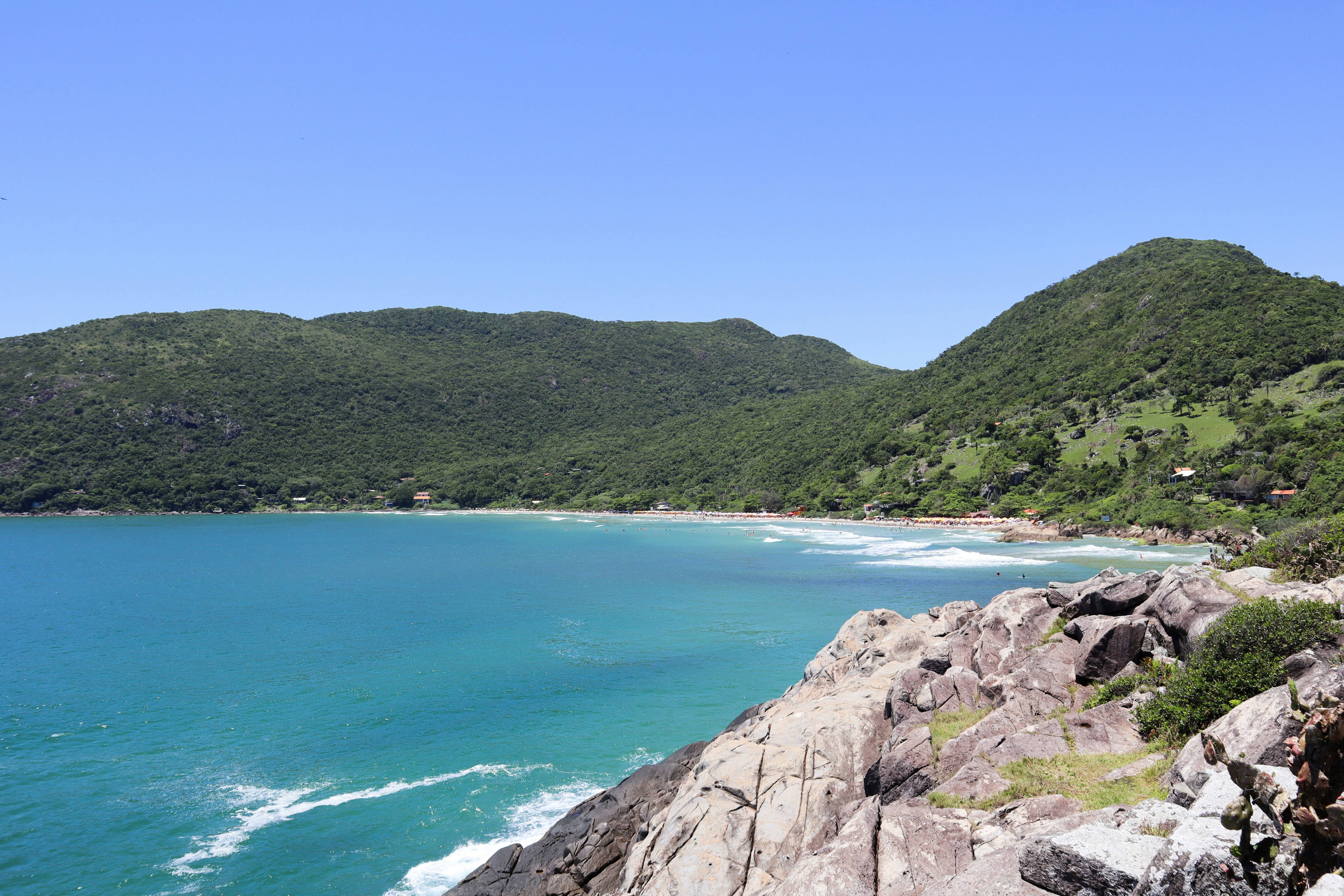 a large body of water surrounded by mountains, [pt] Praia do Saco do Matadouro em Florianópolis. [en] Saco do Matadouro beach, Florianopolis - Brazil.
