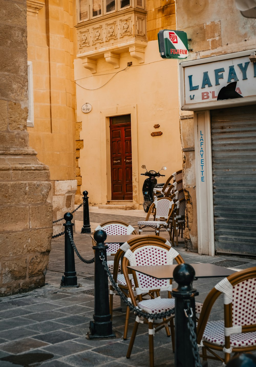 a row of chairs sitting next to each other on a sidewalk