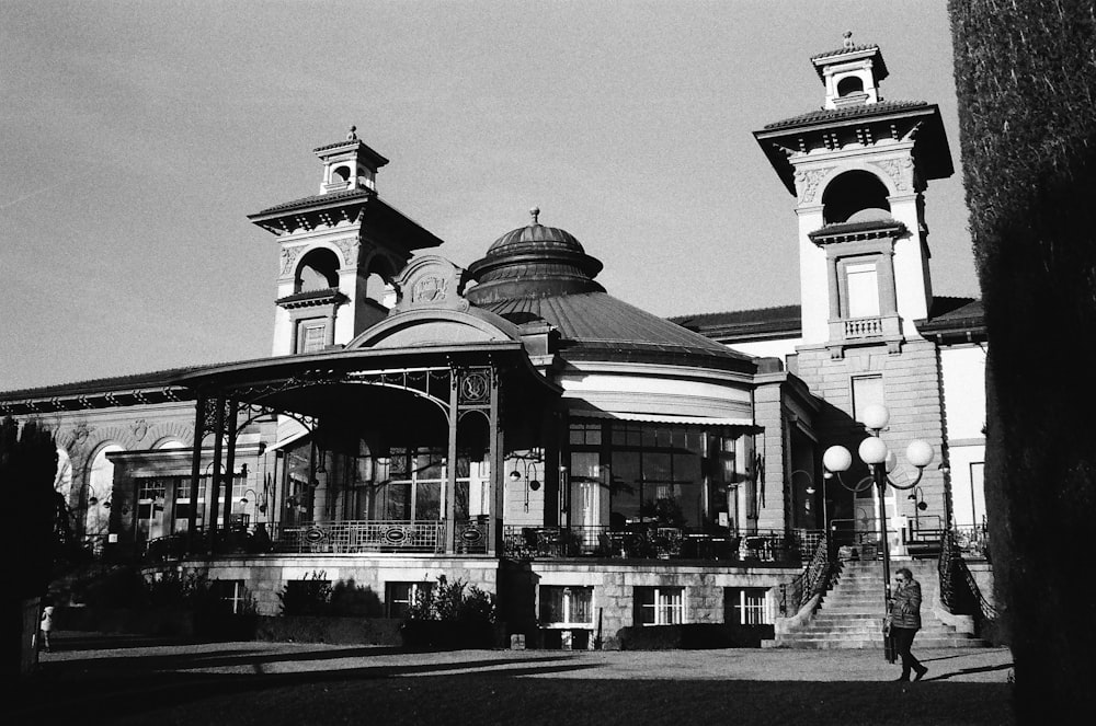 a black and white photo of a large building