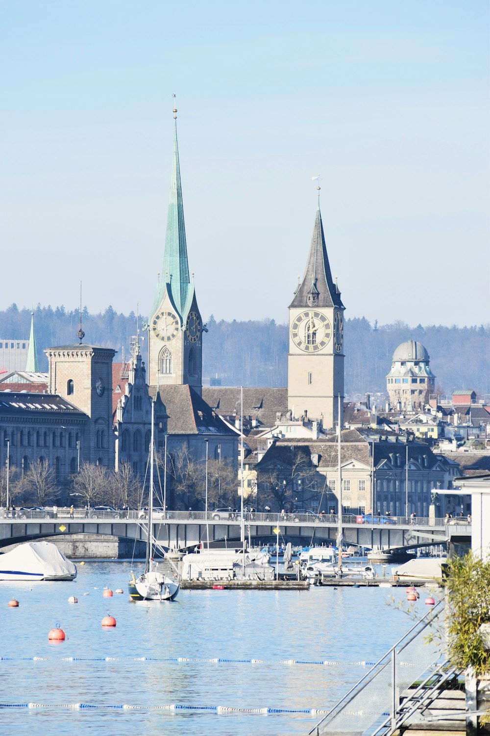 ein großes Gewässer mit einer Stadt im Hintergrund