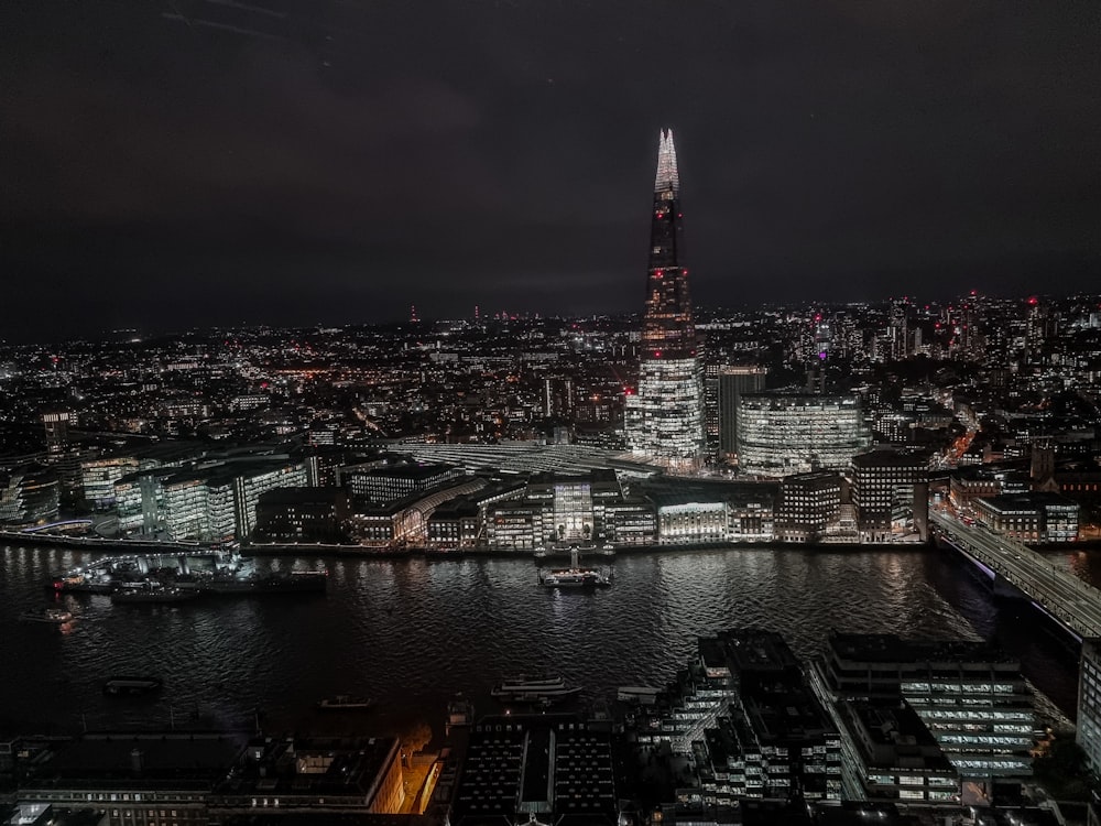 Una vista nocturna de la ciudad de Londres