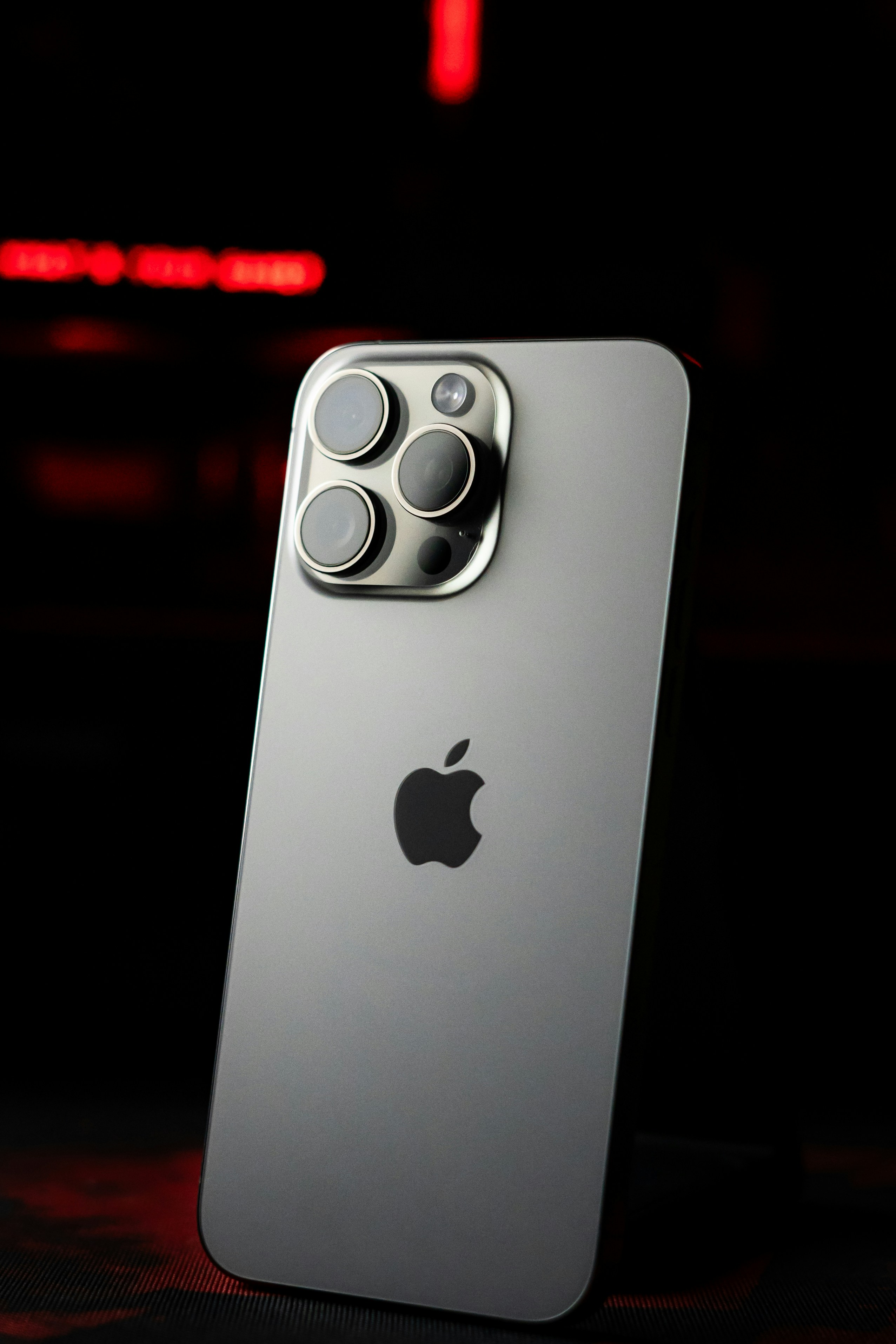 iPhone с логотипом Apple