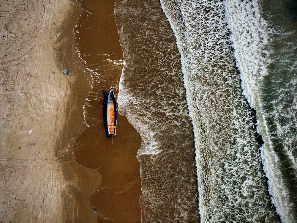 Una veduta aerea di una barca sulla spiaggia