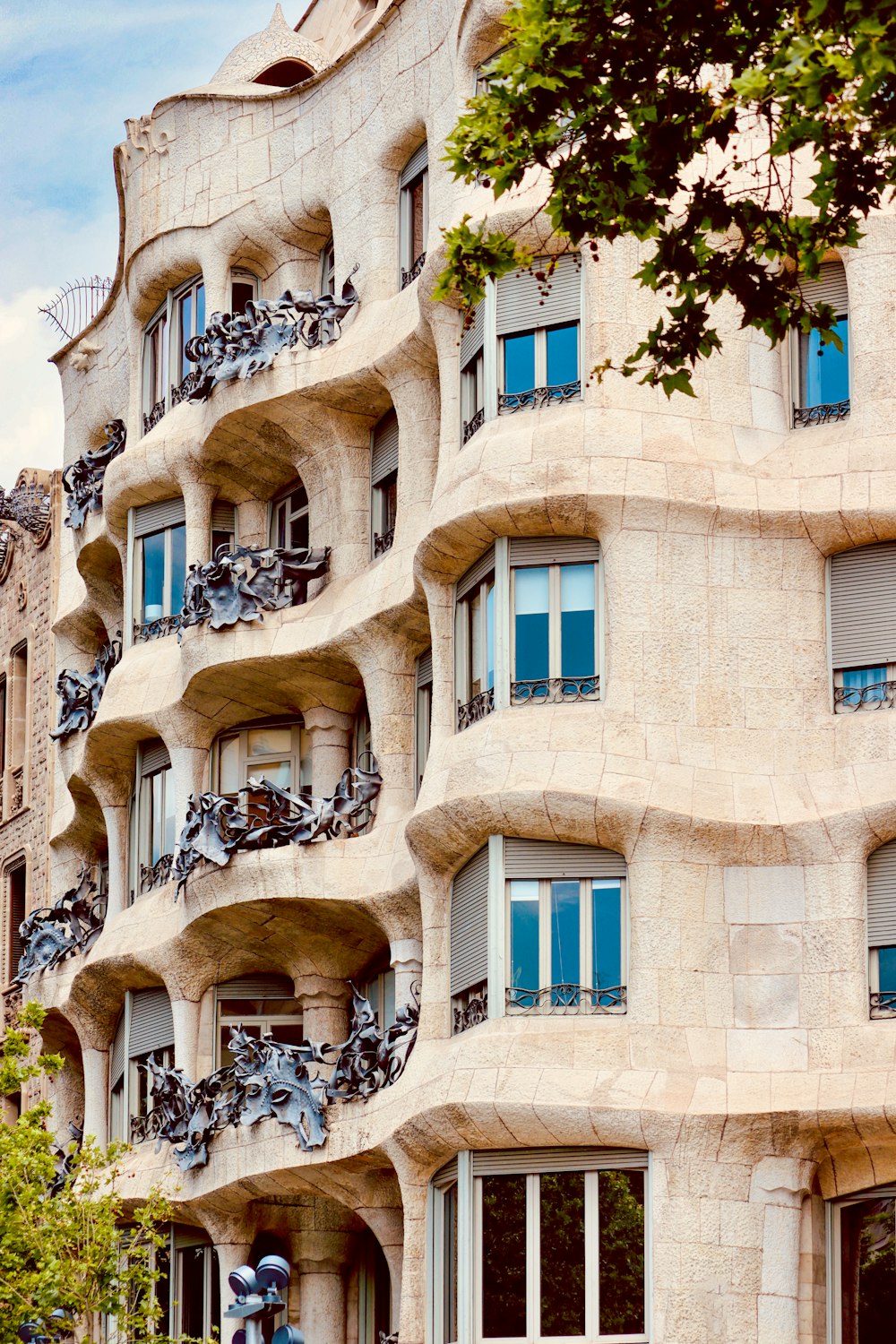 ein hohes Gebäude mit vielen Fenstern und Balkonen