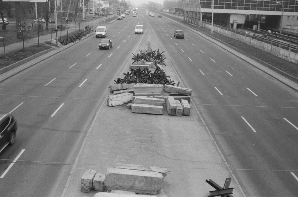 a black and white photo of a city street