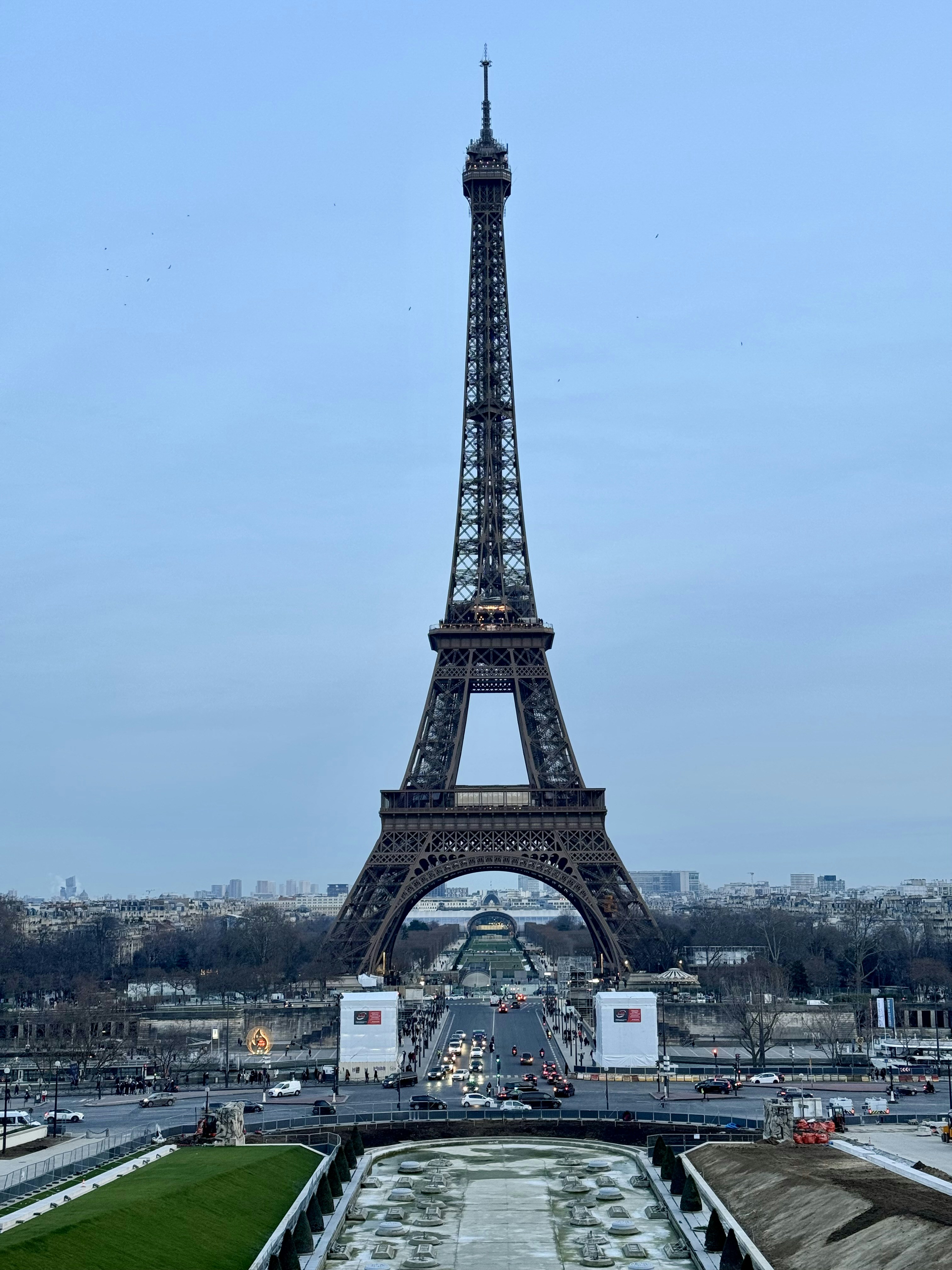 A Torre Eiffel elevando-se sobre a cidade de Paris