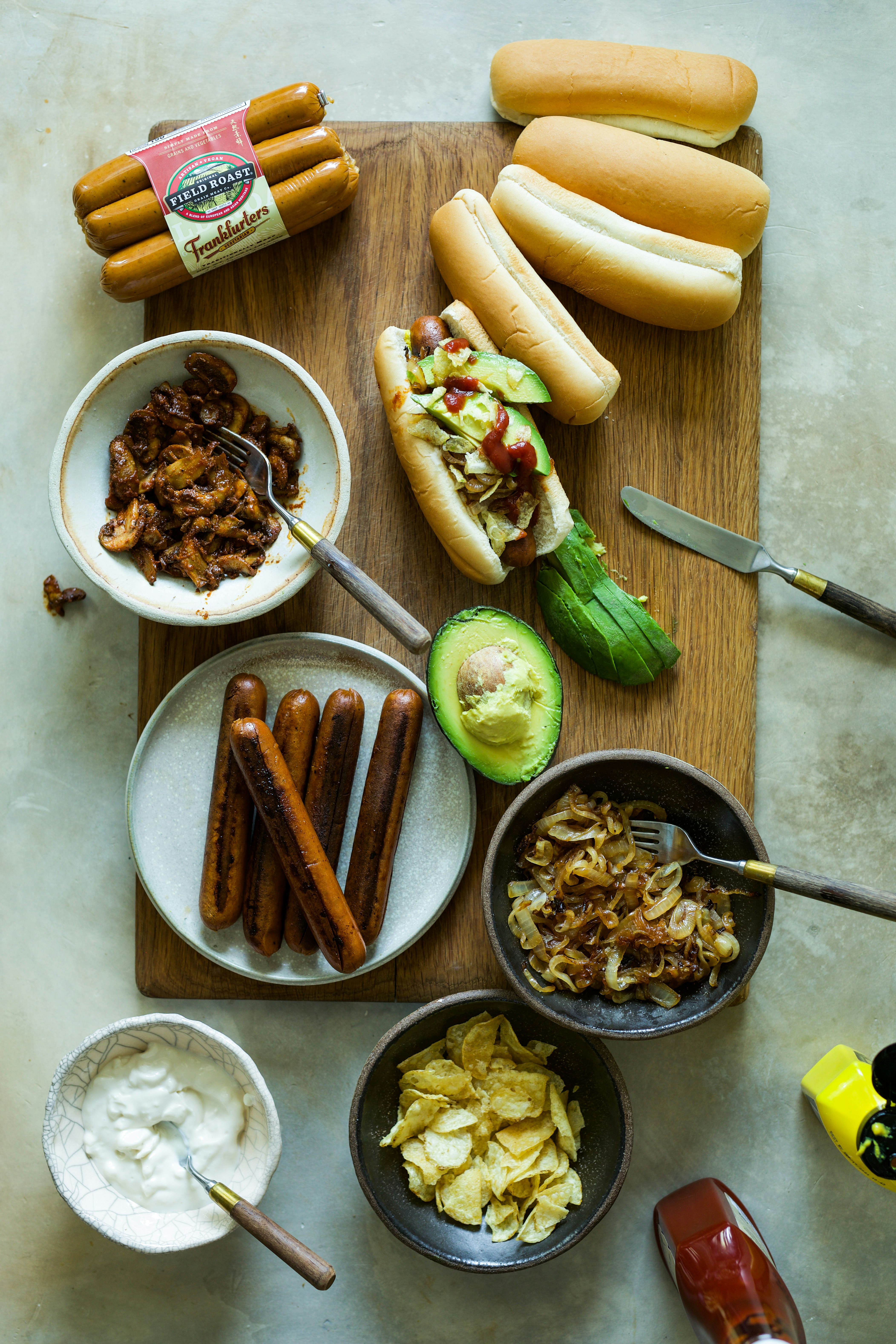 ein hölzernes Schneidebrett mit viel Essen