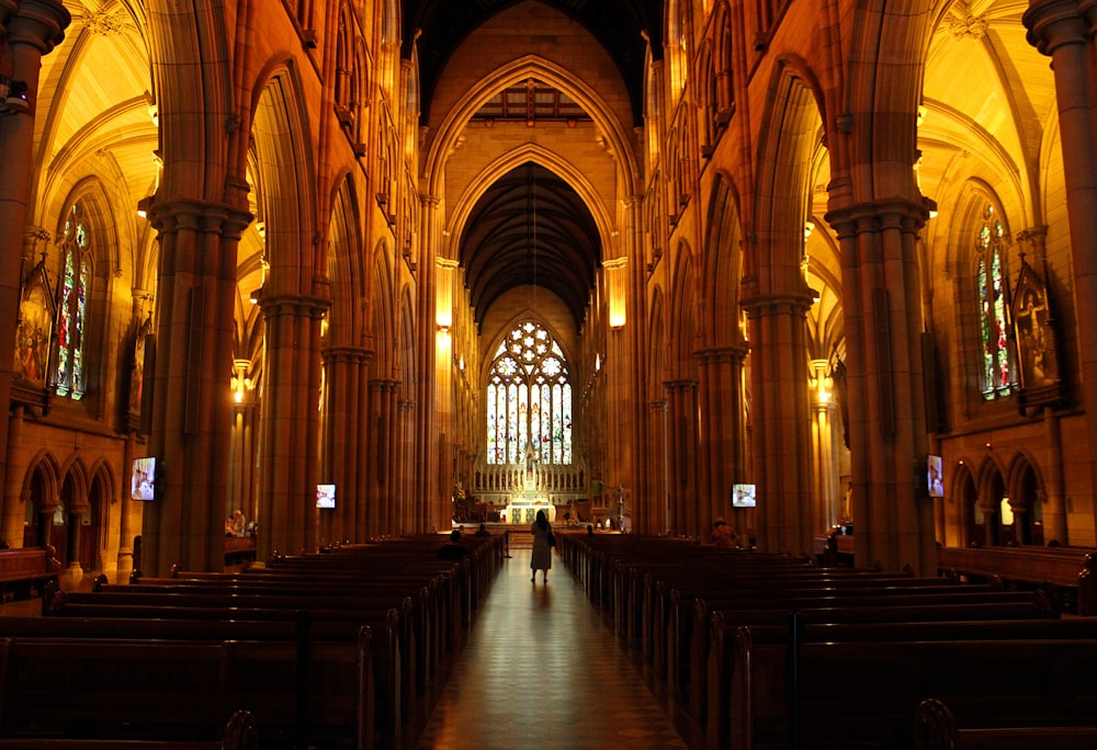 eine große Kathedrale mit Kirchenbänken und Buntglasfenstern