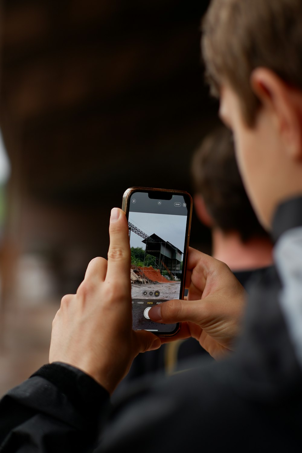 una persona tomando una foto con un teléfono celular