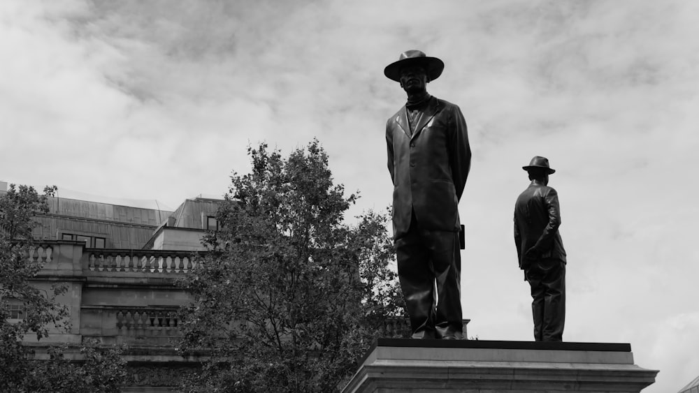 una foto in bianco e nero di una statua di due uomini