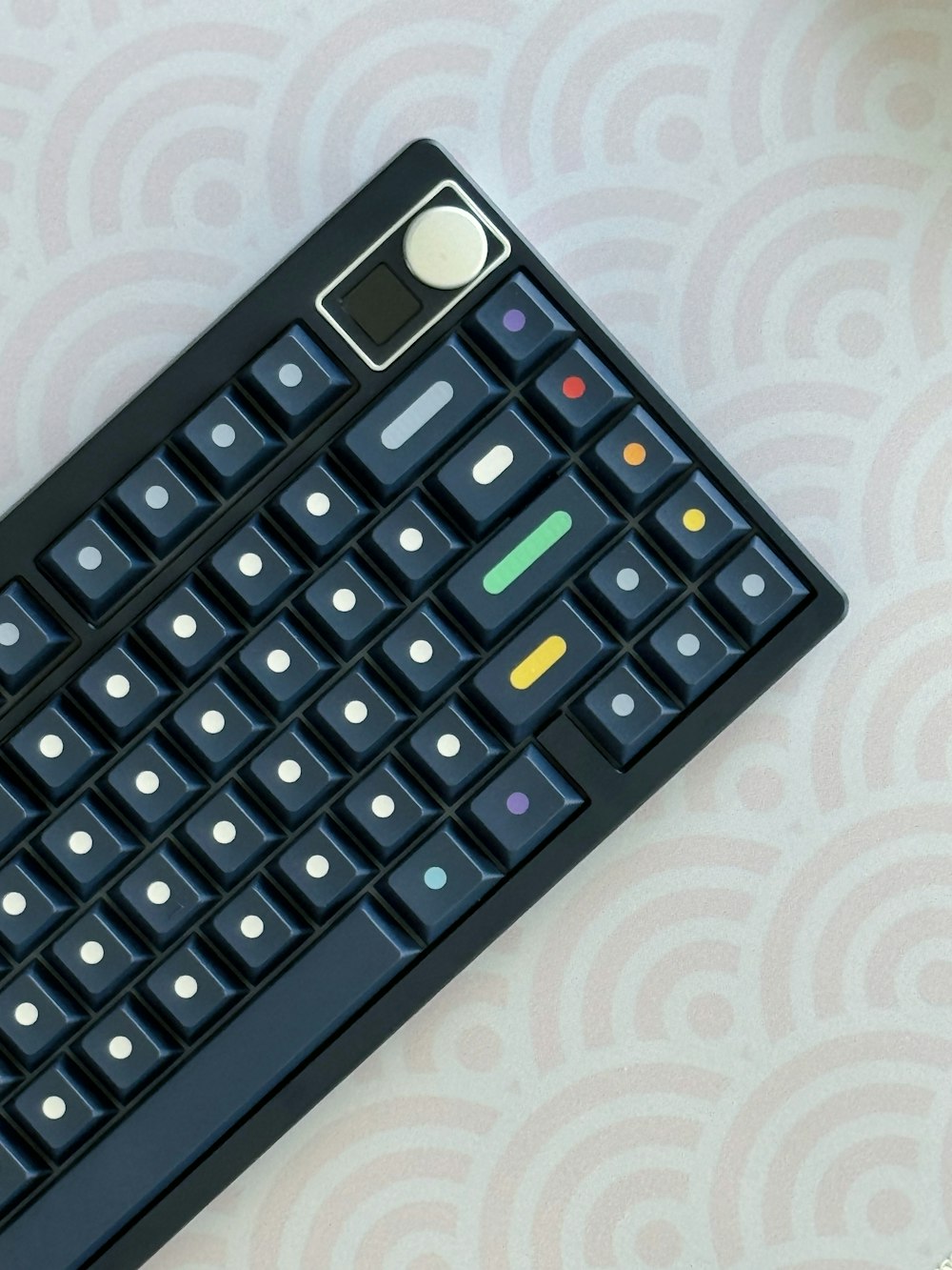 eine schwarze Tastatur, die auf einem Tisch sitzt