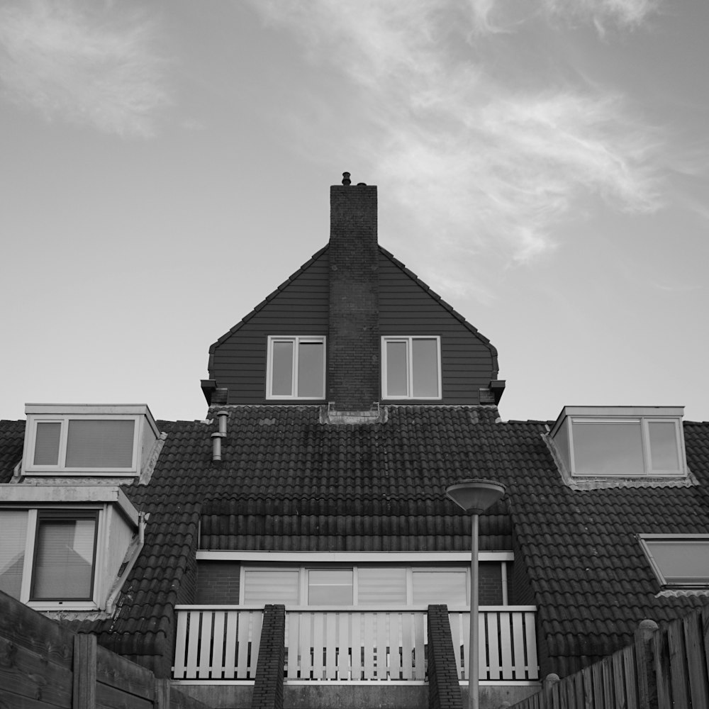 Una foto en blanco y negro de una casa