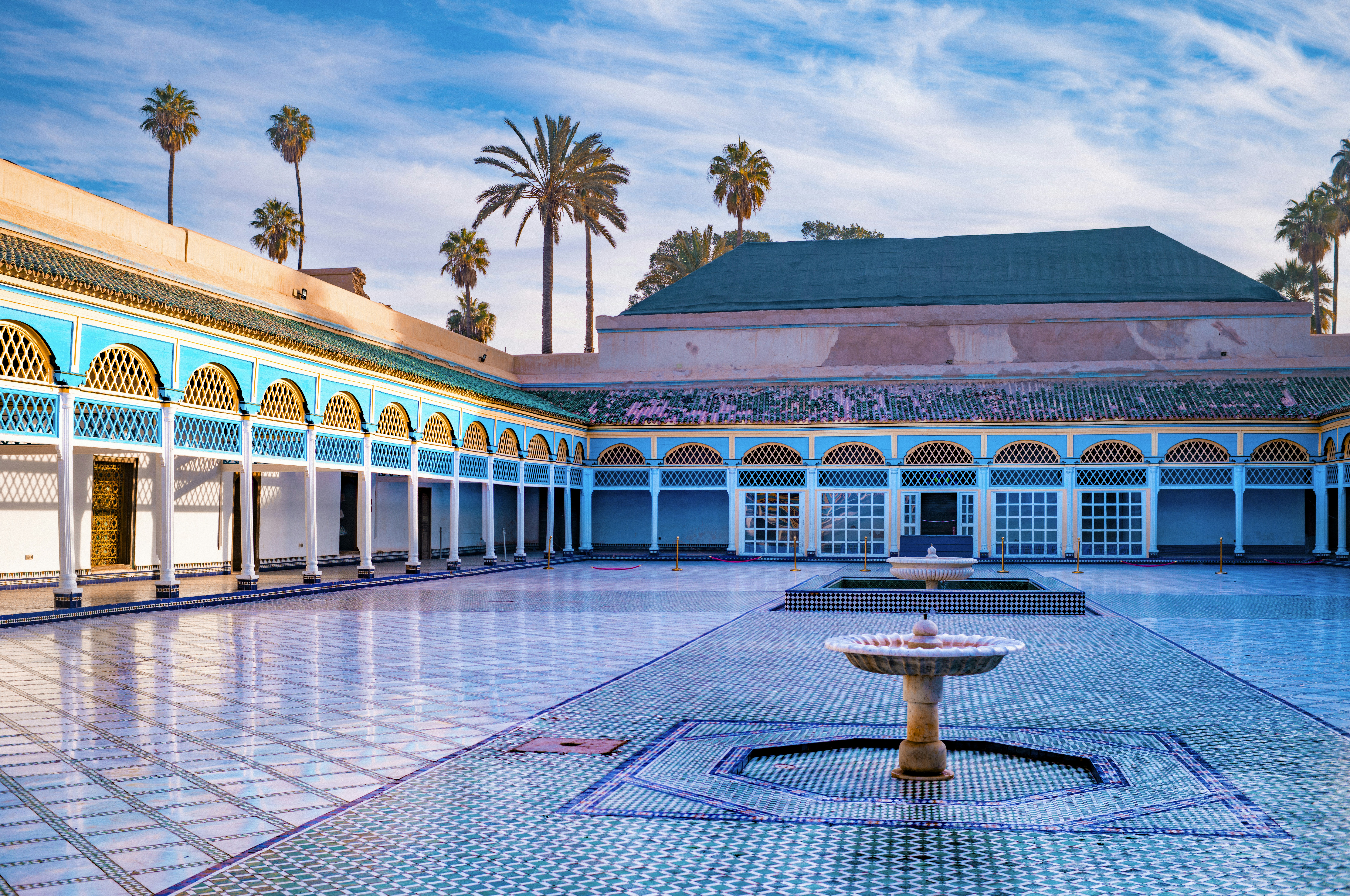 a courtyard with a fountain in the middle of it, 