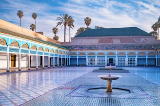 a courtyard with a fountain in the middle of it