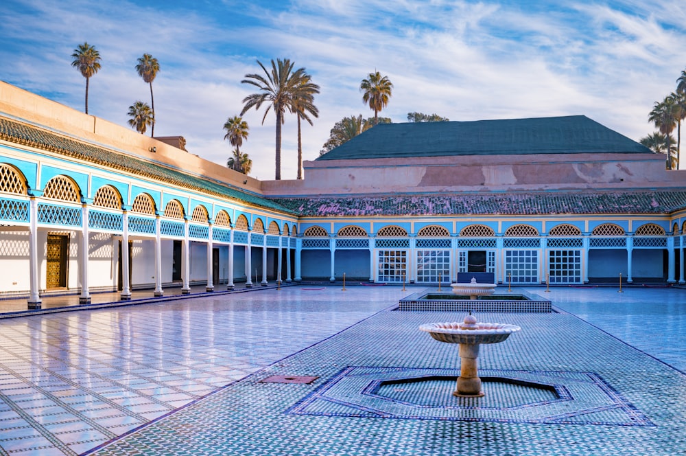 a courtyard with a fountain in the middle of it