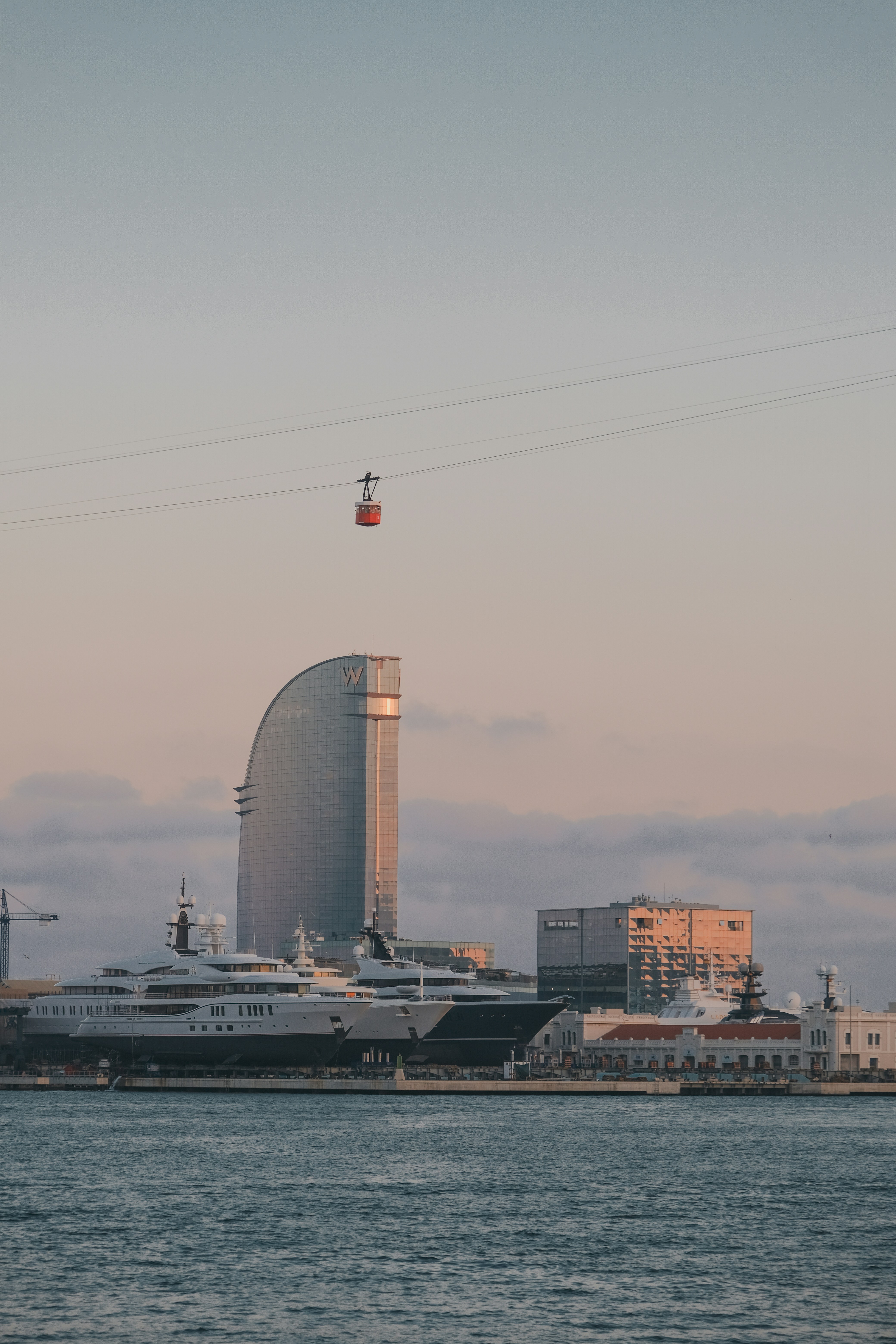 ein großes weißes Boot in einem Gewässer