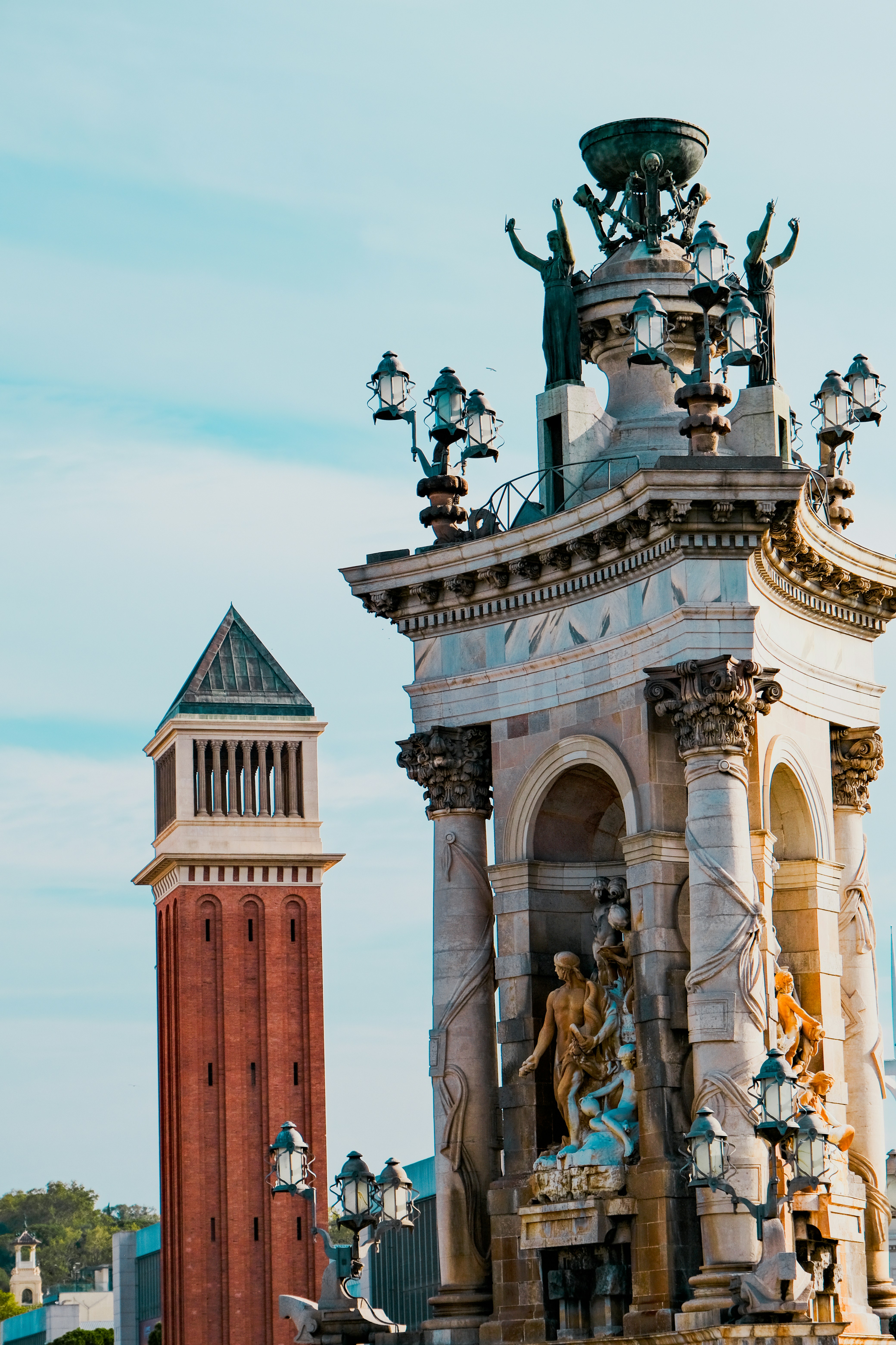 ein Glockenturm mit einer Statue auf der Spitze