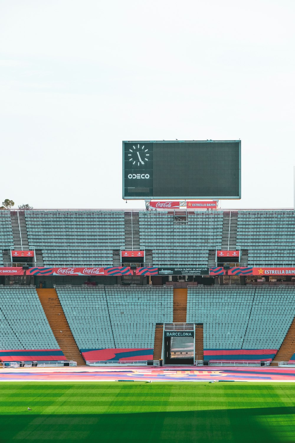 Ein leeres Stadion mit vielen leeren Plätzen