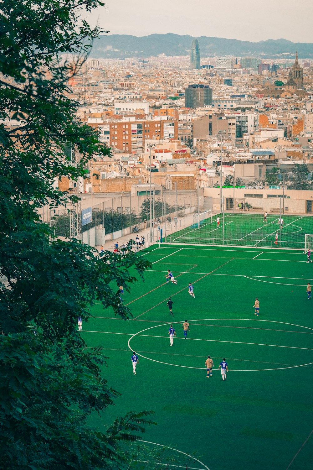 um grupo de pessoas jogando uma partida de futebol