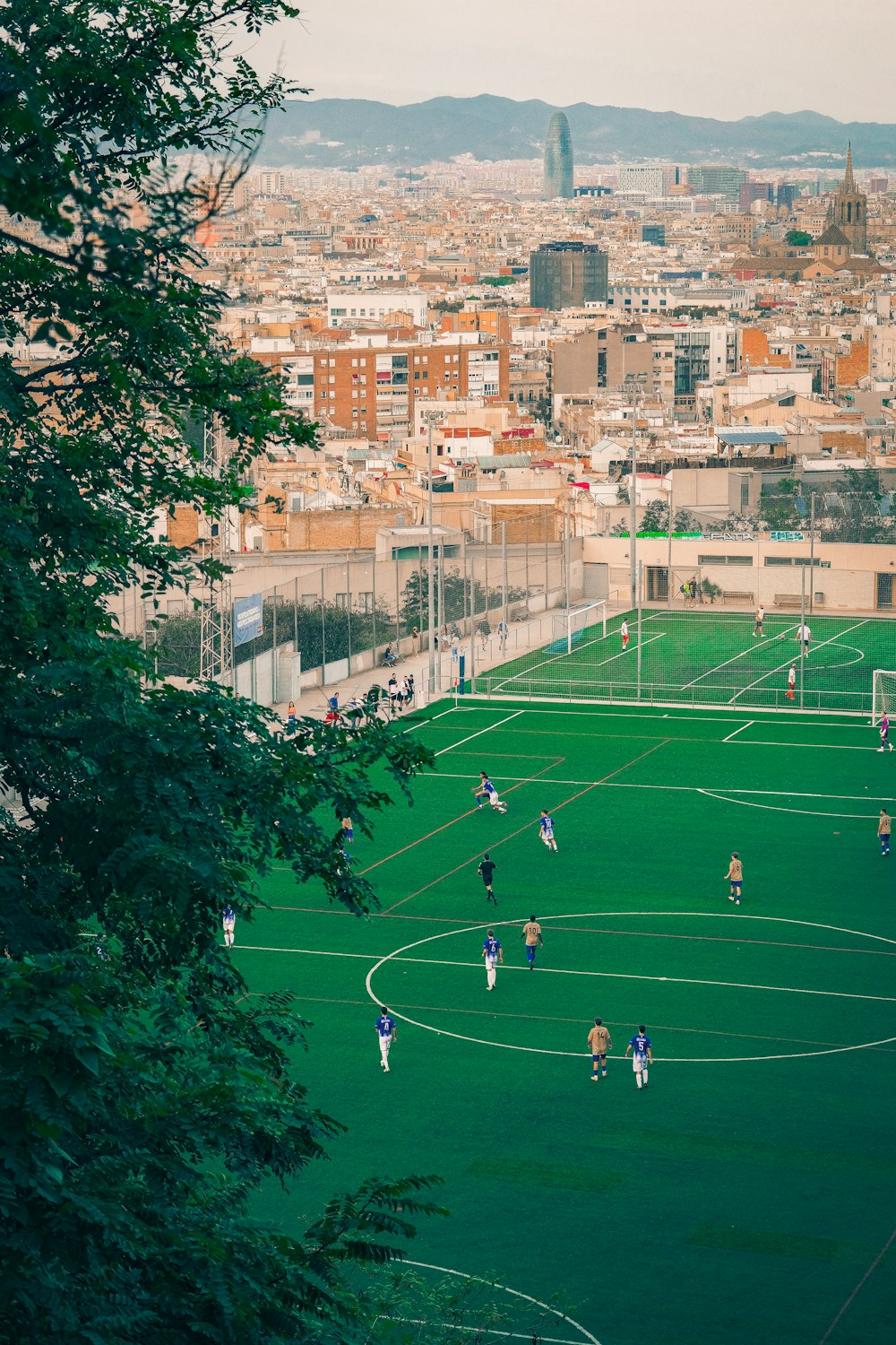 un groupe de personnes jouant à un match de football