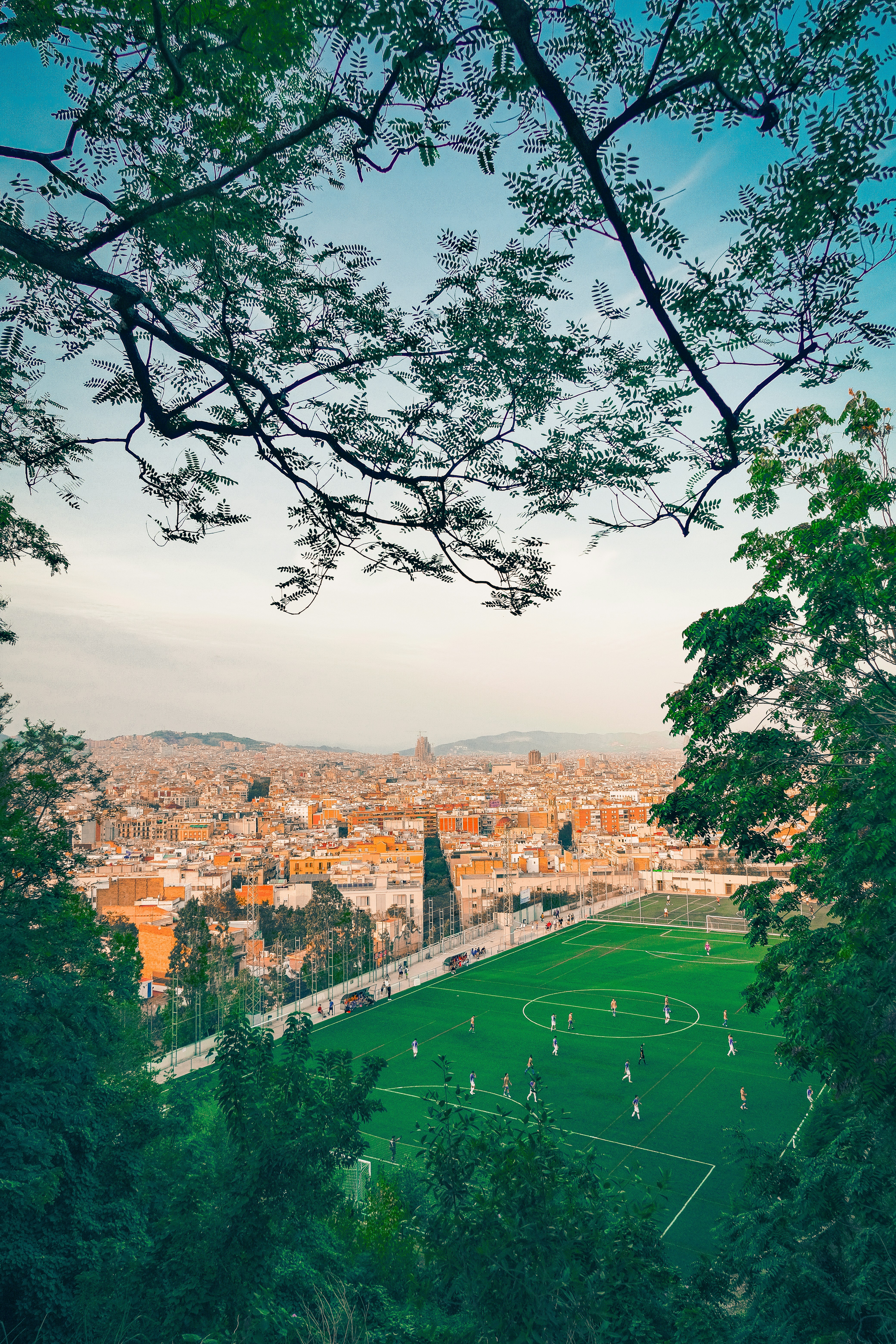 ein Fußballplatz mitten in der Stadt