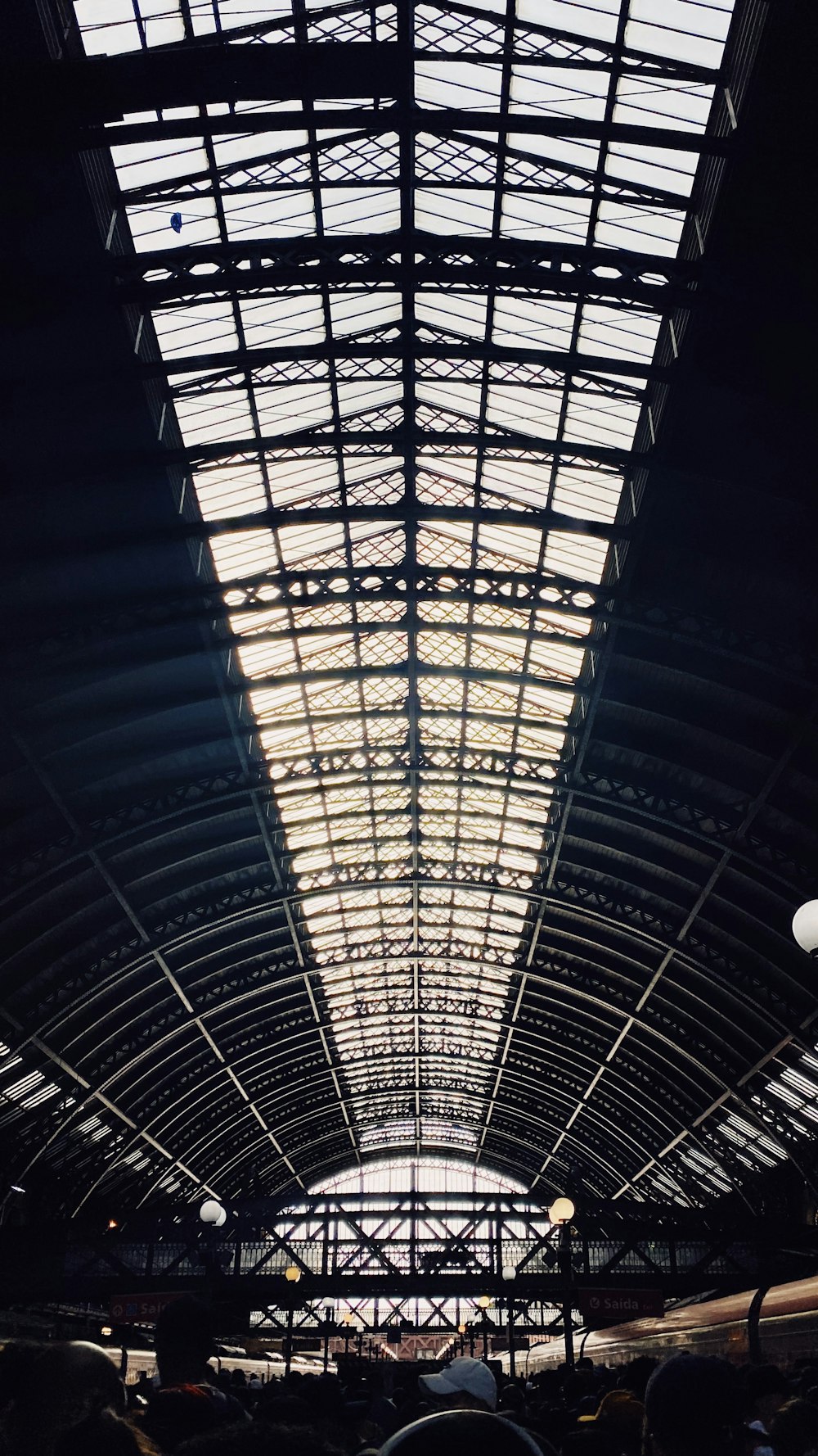 El techo de una estación de tren se ilumina