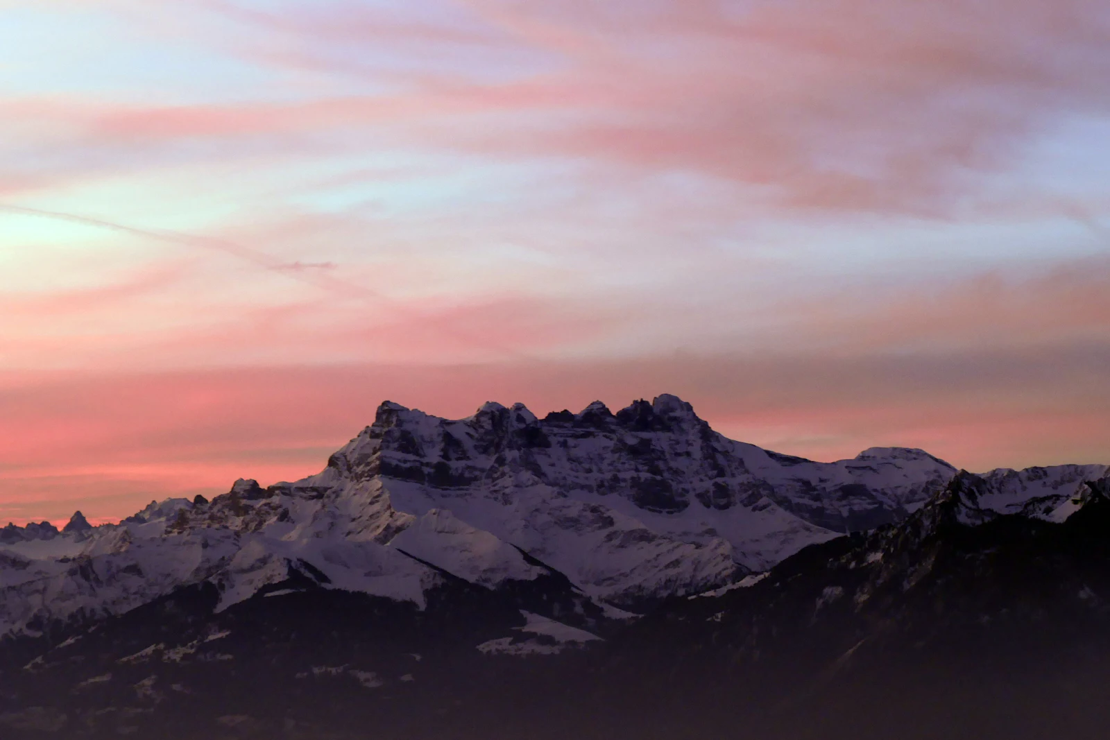 Les Dents du Midi enneigées sous un ciel rosé (image d'illustration)