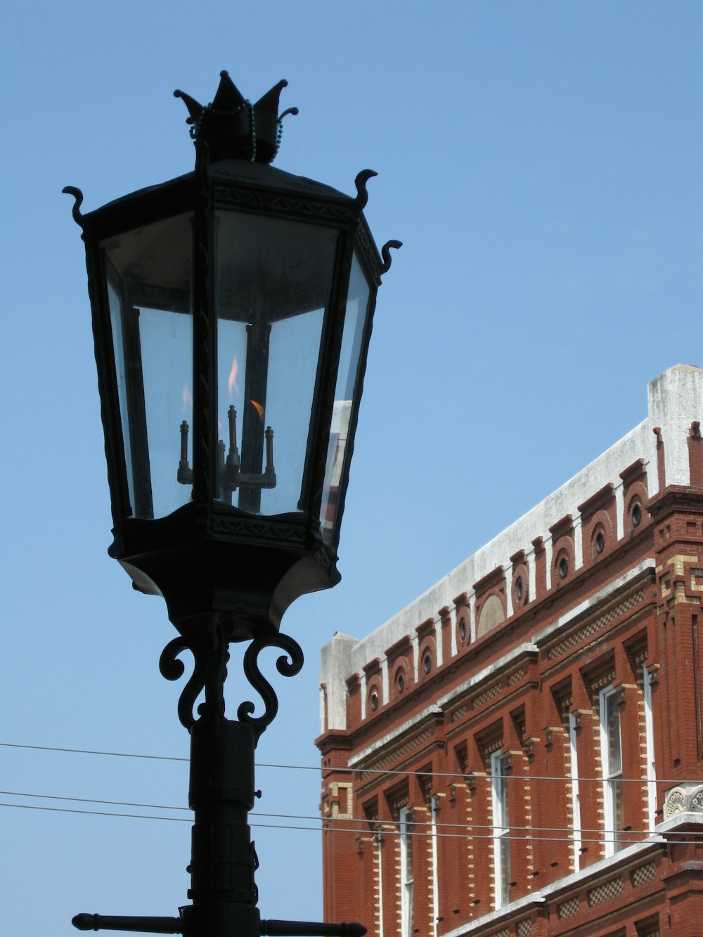 uma luz de rua com um edifício ao fundo