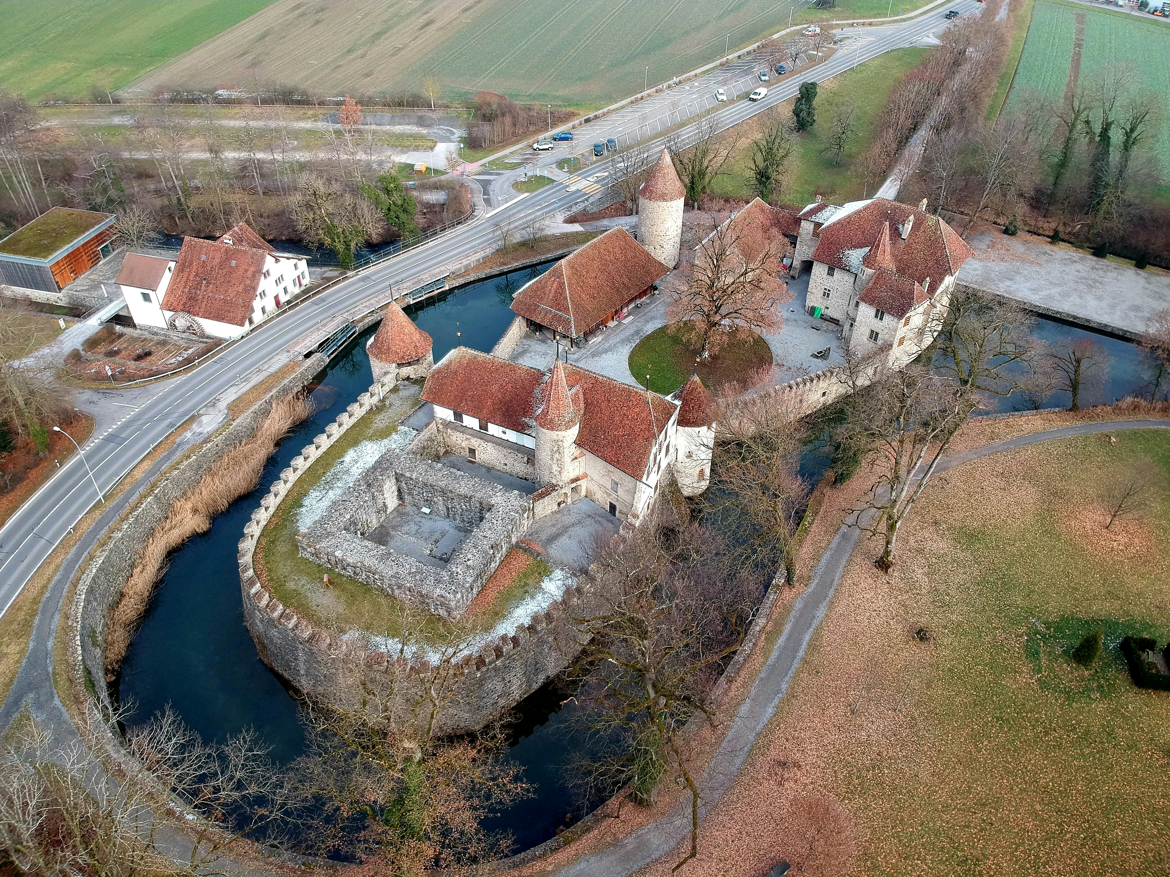 Una veduta aerea di un castello attraversato da un fiume