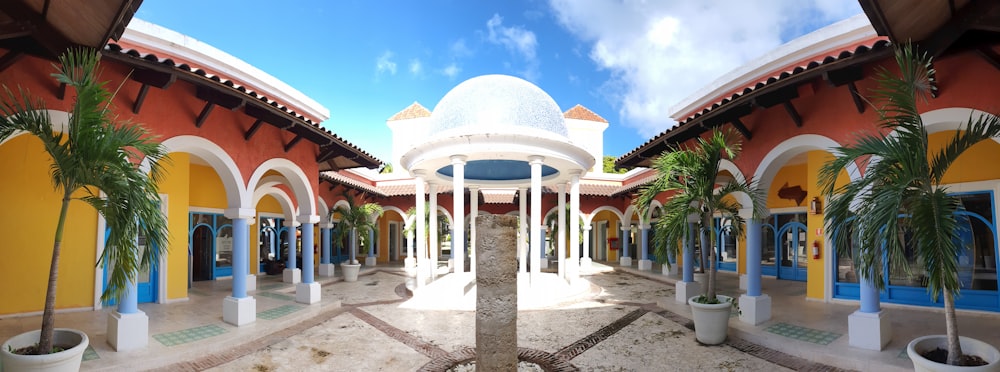 ein Innenhof mit einem Springbrunnen, umgeben von Palmen
