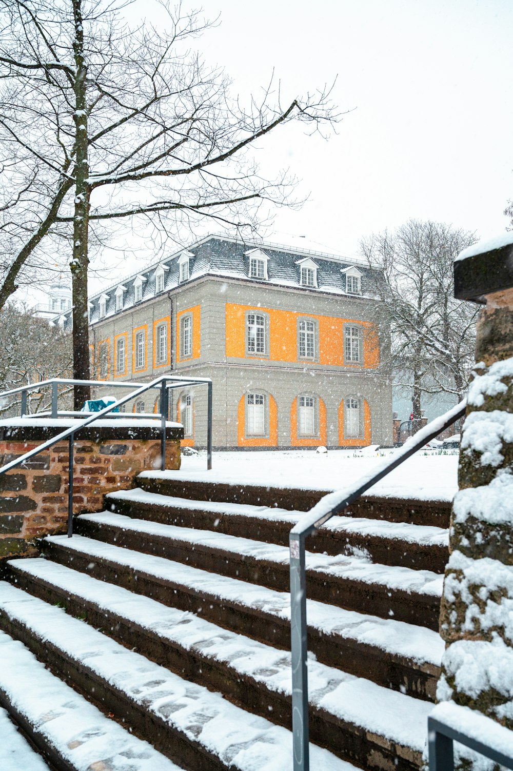 eine schneebedeckte Treppe, die zu einem Gebäude führt