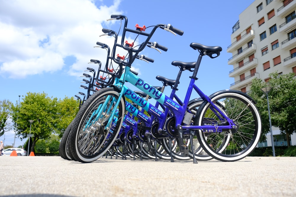 Un montón de bicicletas aparcadas una al lado de la otra