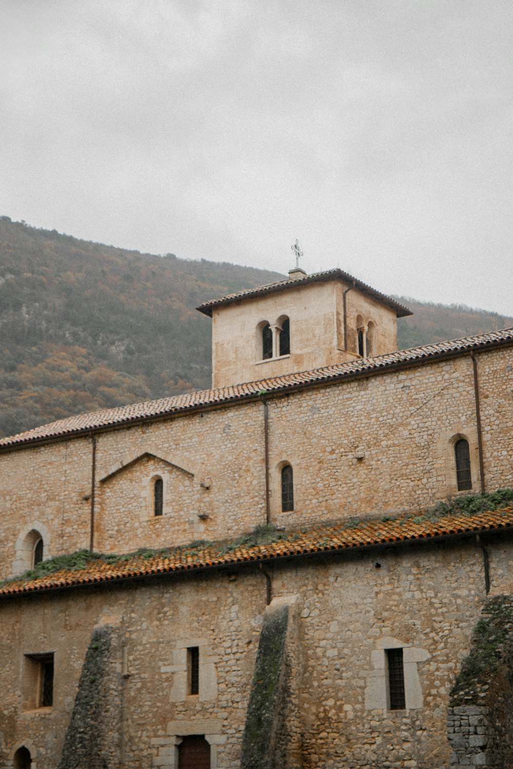 un edificio in pietra con una torre dell'orologio in cima