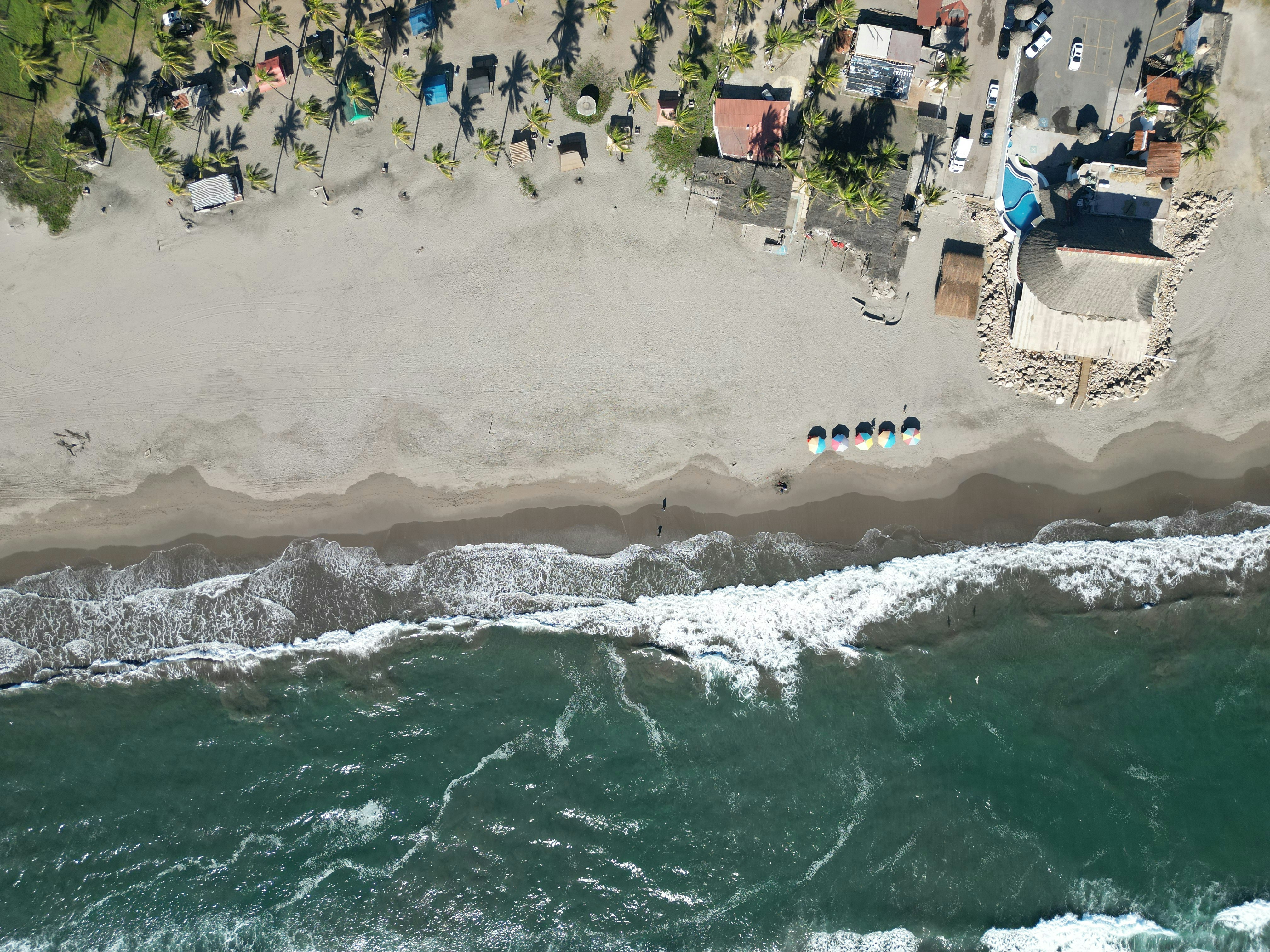 Eine Luftaufnahme eines Strandes und des Ozeans