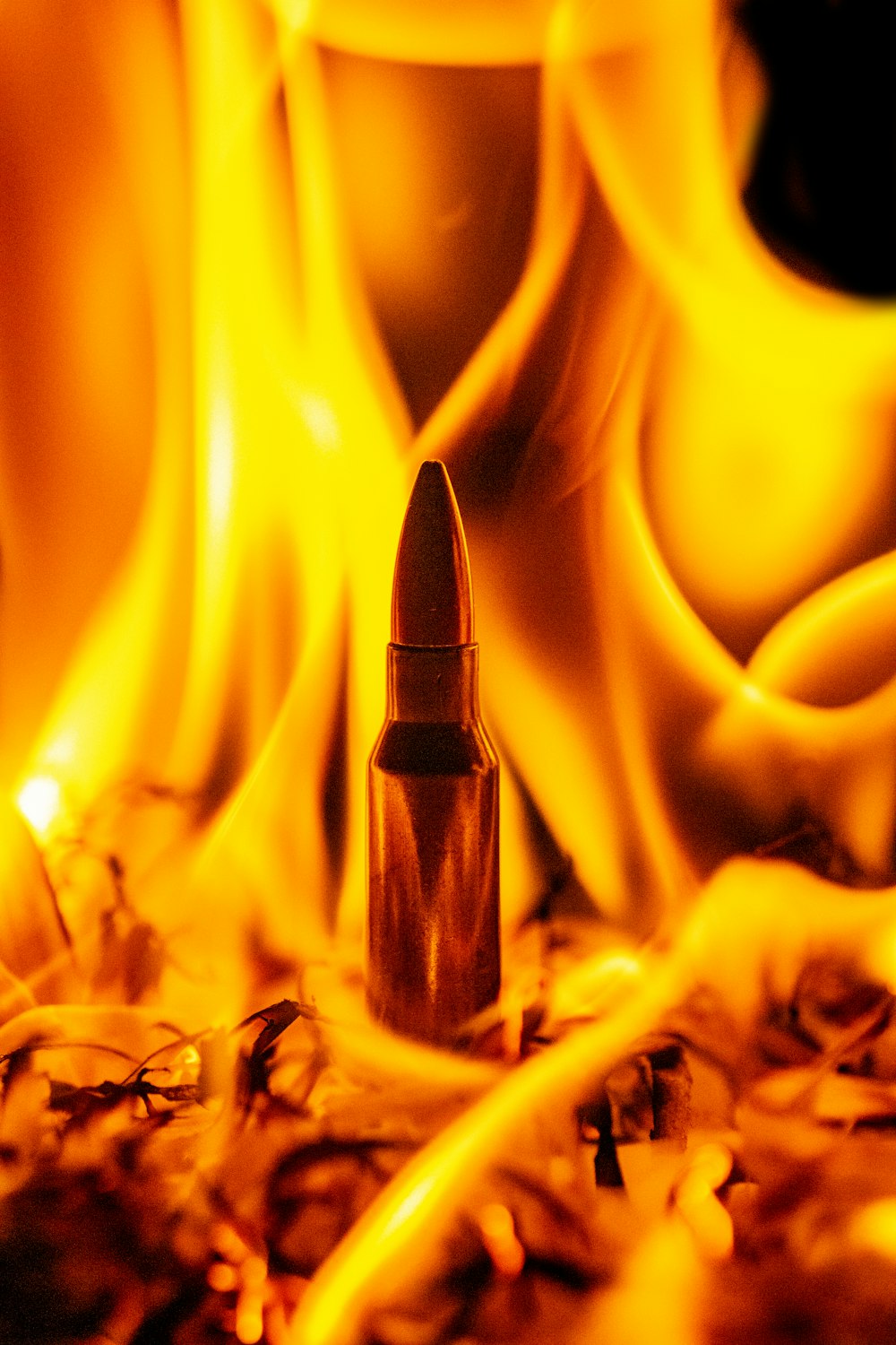 um close up de uma bala na frente de um incêndio
