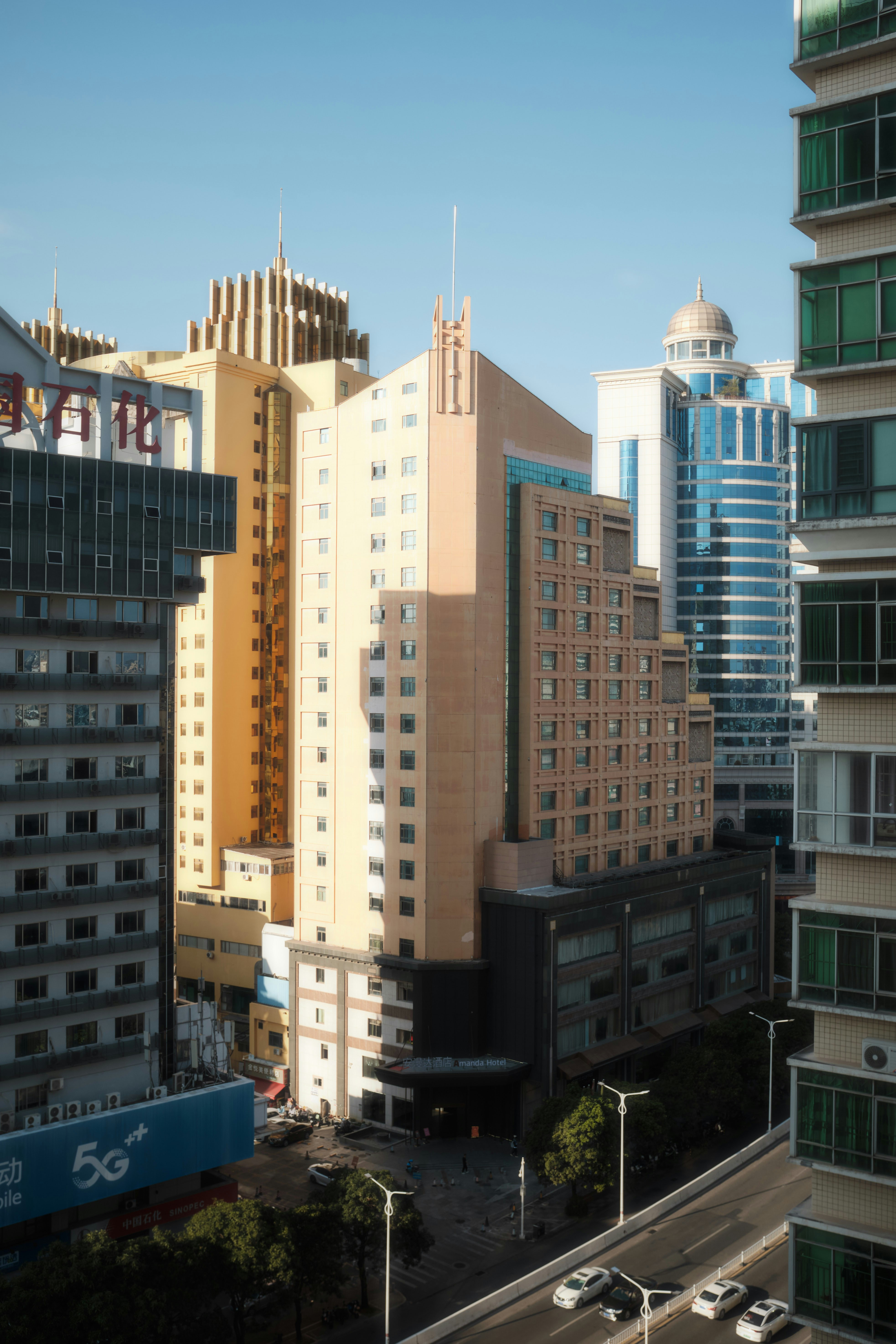 Una vista de una ciudad con edificios altos
