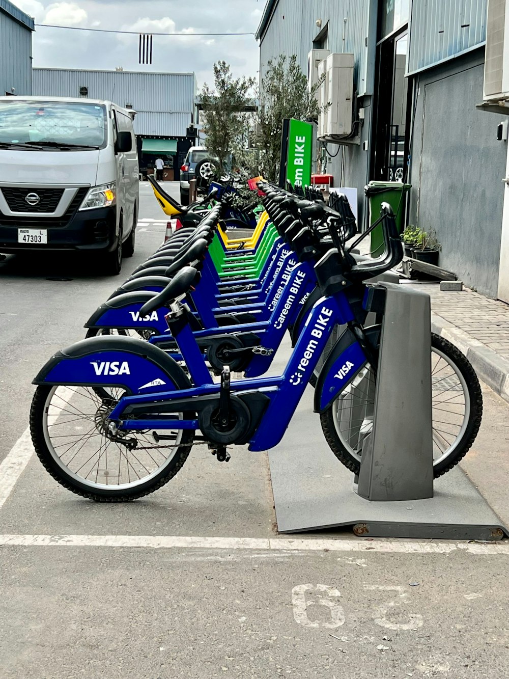 a row of bikes parked next to each other