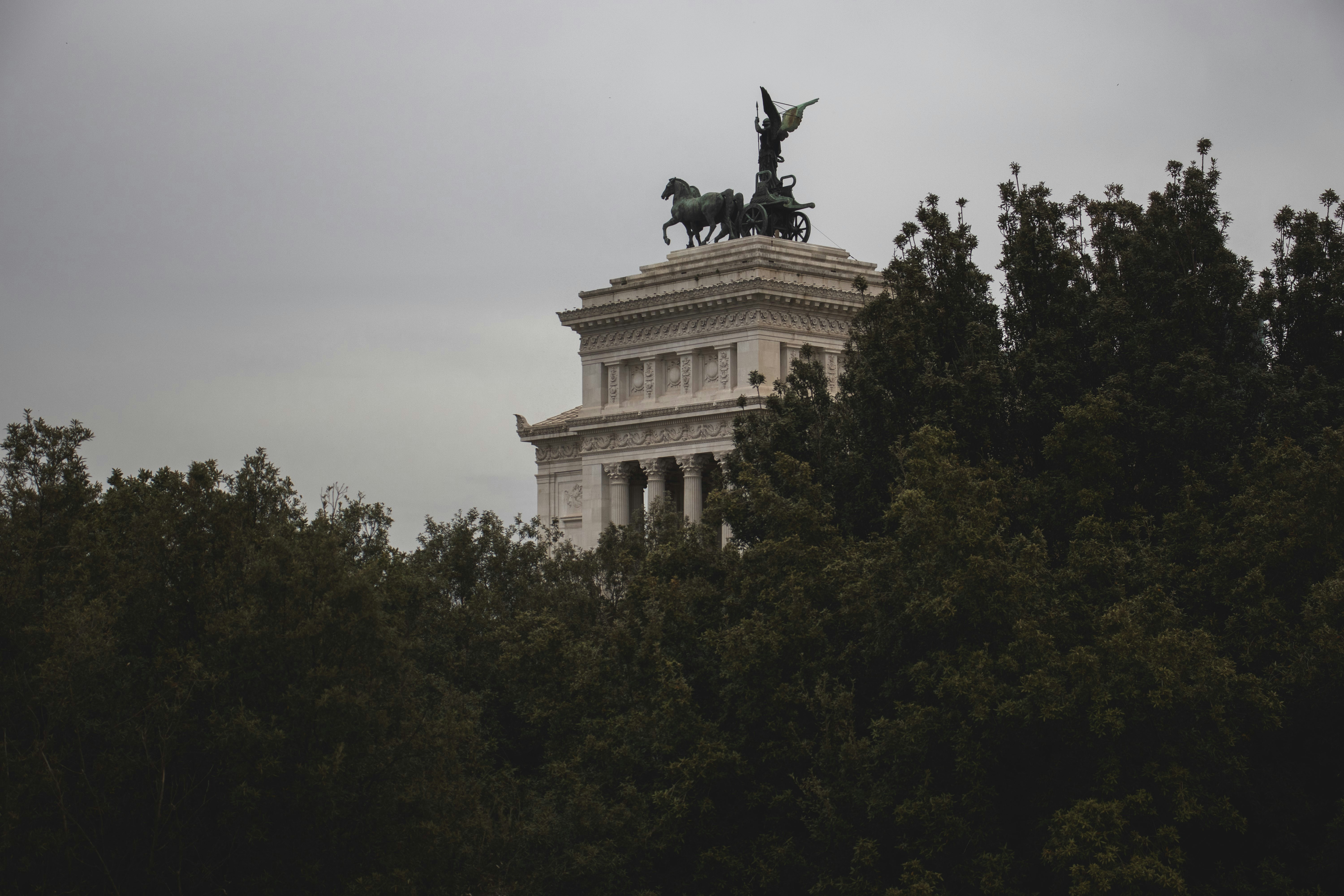 una estatua de un hombre a caballo en la parte superior de un edificio