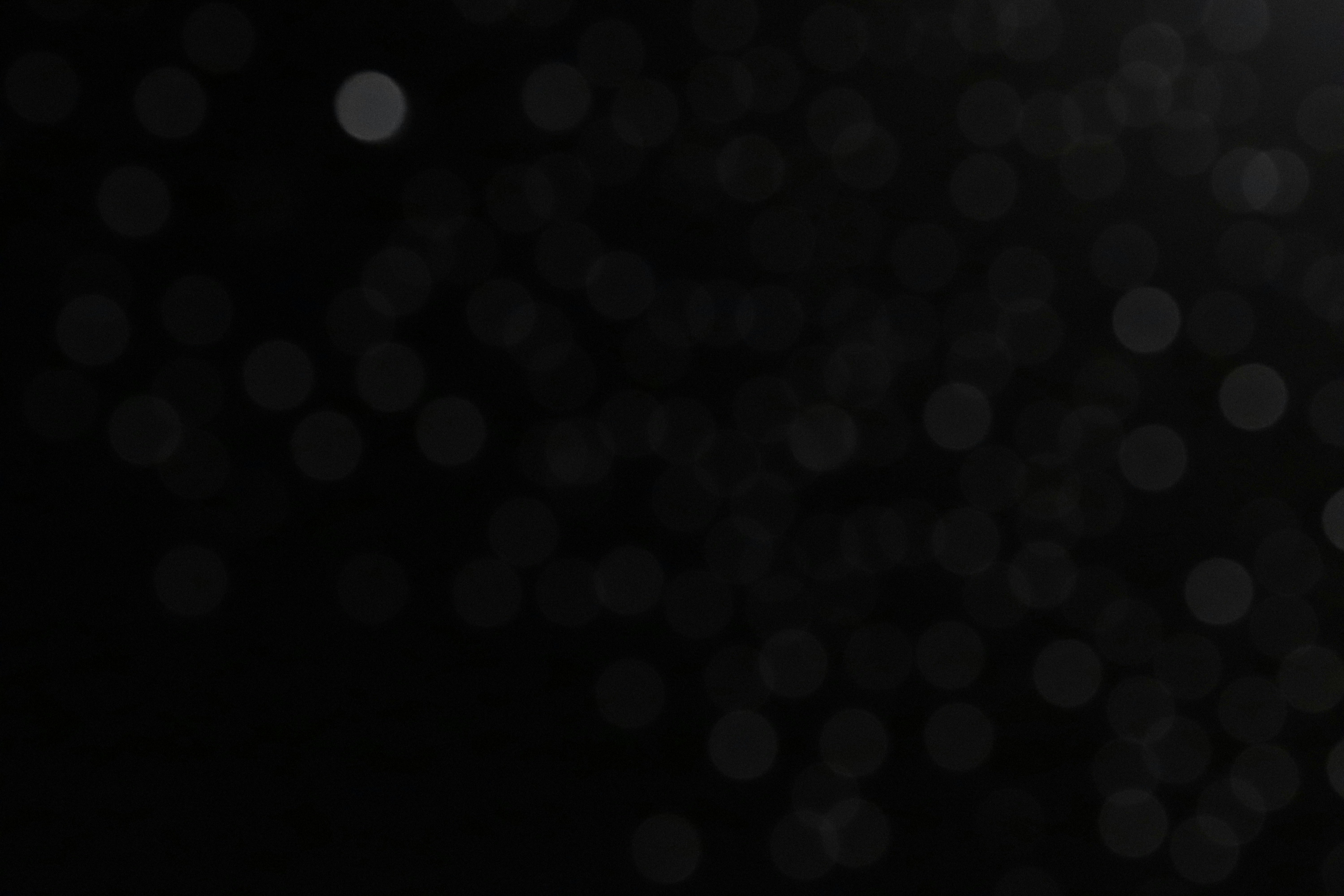 Yay burcu kariyerinde büyüme ve yeni fırsatları temsil eden, ufka bakan vizyoner bir iş insanı ve gökyüzünde parlayan Yay burcu simgesi.