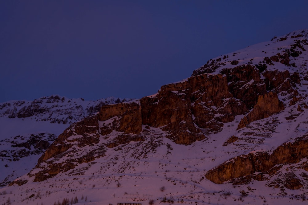 una montaña cubierta de nieve por la noche